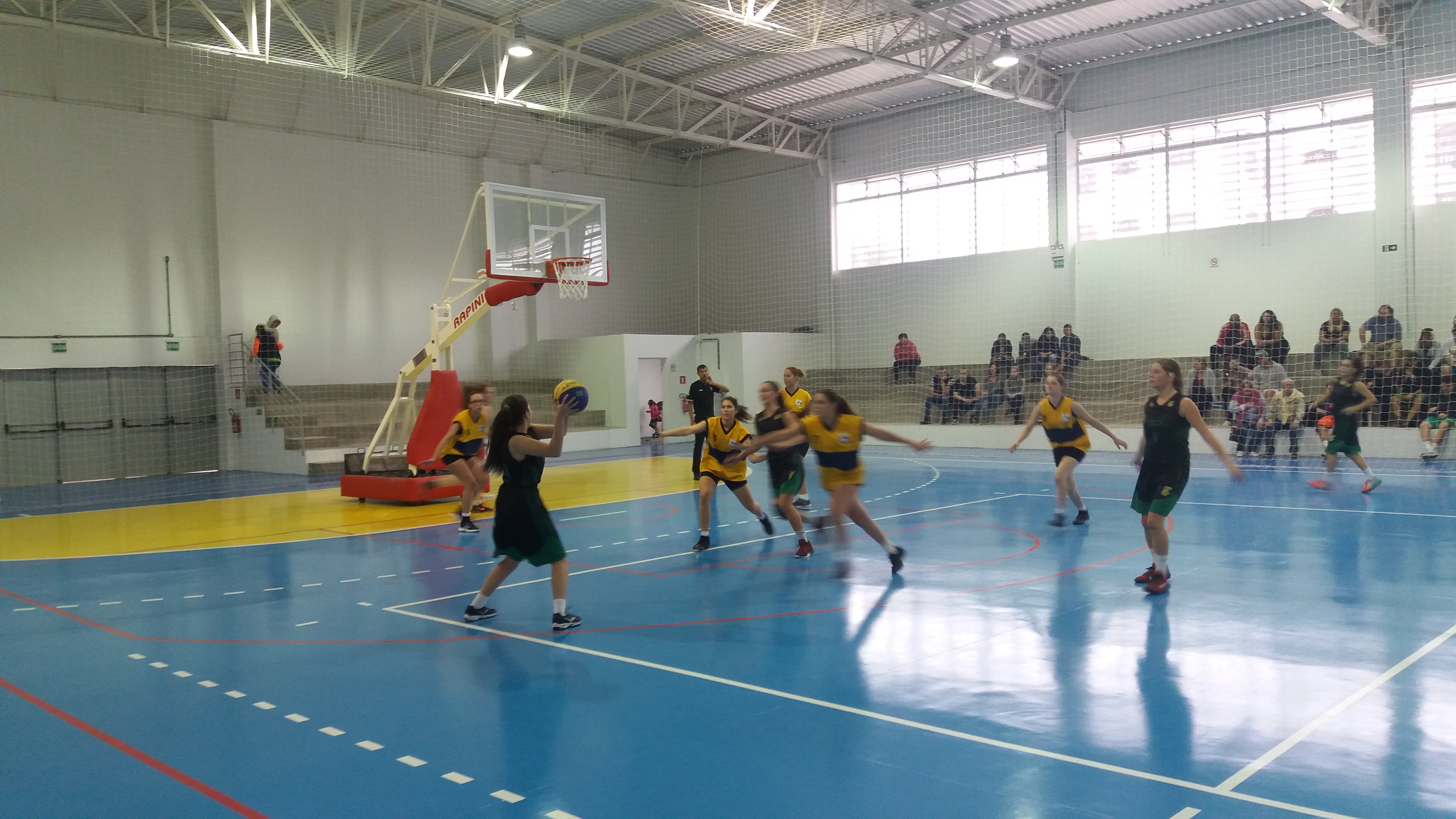A disputa é pelo primeiro lugar no basquete feminino e masculino