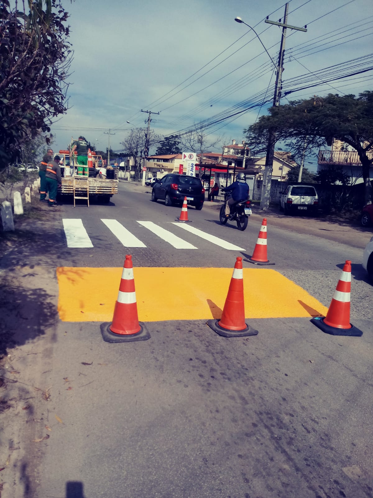 Equipe da Secretaria de Transporte e Trânsito realiza o serviço para aumentar segurança dos pedestres e dar maior visibilidade aos veículos