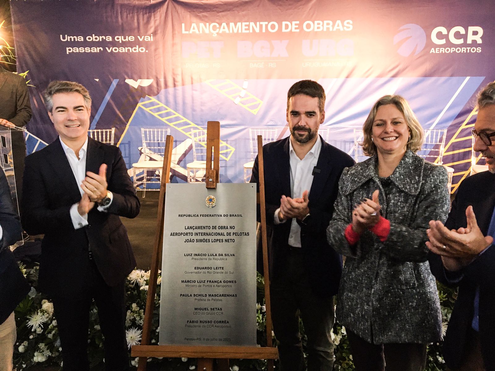 Prefeita acompanhou a cerimônia junto ao governador no Aeroporto Internacional João Simões Lopes Neto