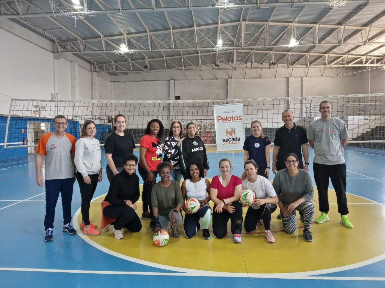 O curso apresentou diferentes formas de trabalhar o vôlei na escola de maneira divertida e dinâmica