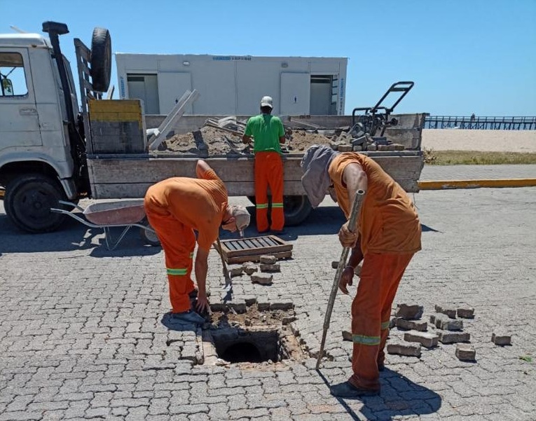 Ruas e rótulas próximas da orla da praia fazem parte do cronograma da Prefeitura. Intervenções são executadas pelas equipes da Secretaria de Obras e Pavimentação