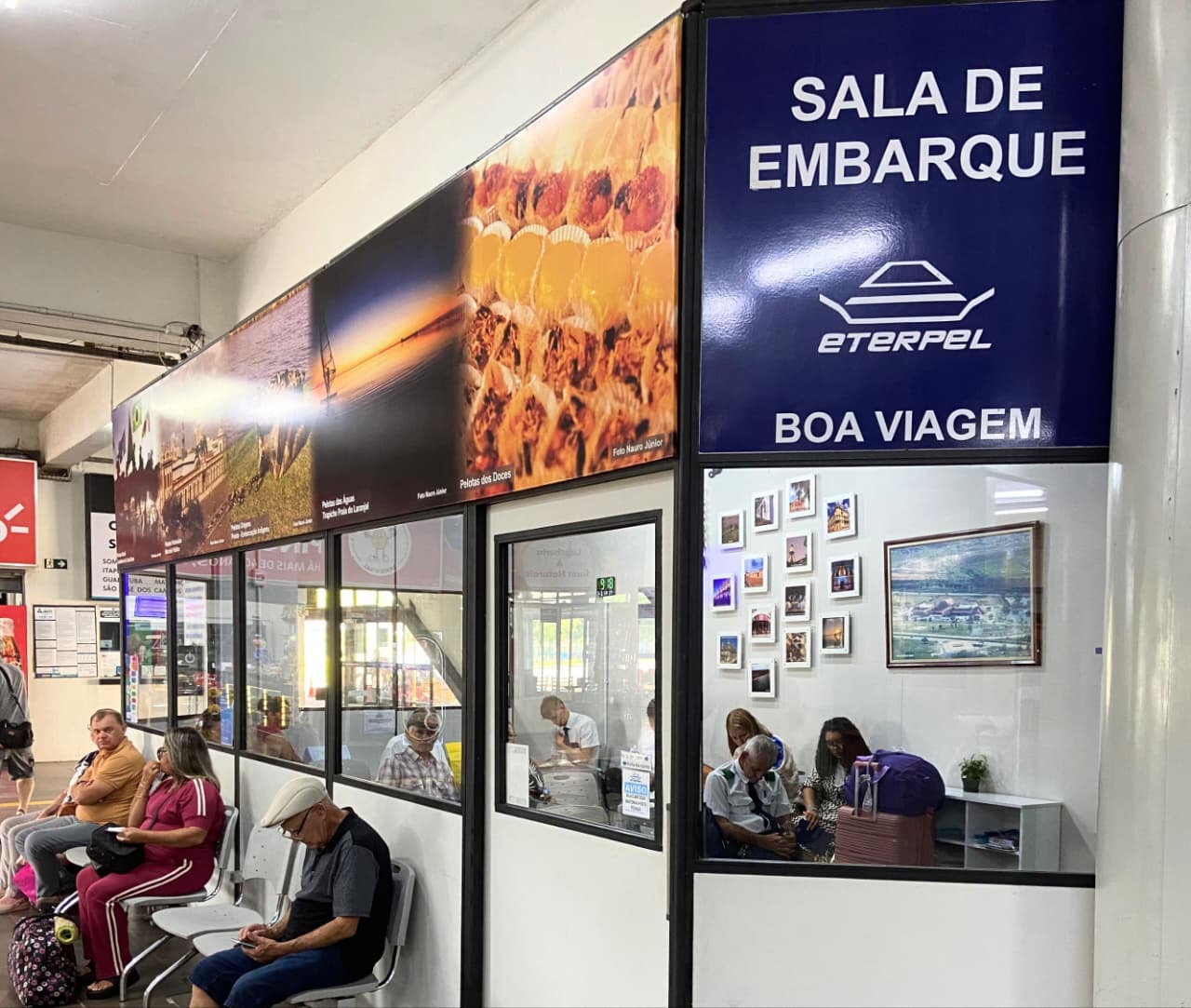 Usuários aguardam viagens em ambiente climatizado, com TV, água, wi-fi e espaço kids