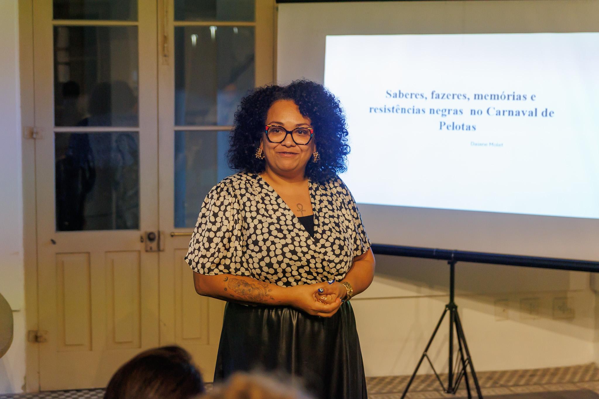 Roda de Conversa sobre a História do Carnaval de Pelotas com a pesquisadora Daiane Molet abriu o cronograma de atividades, na noite de quinta