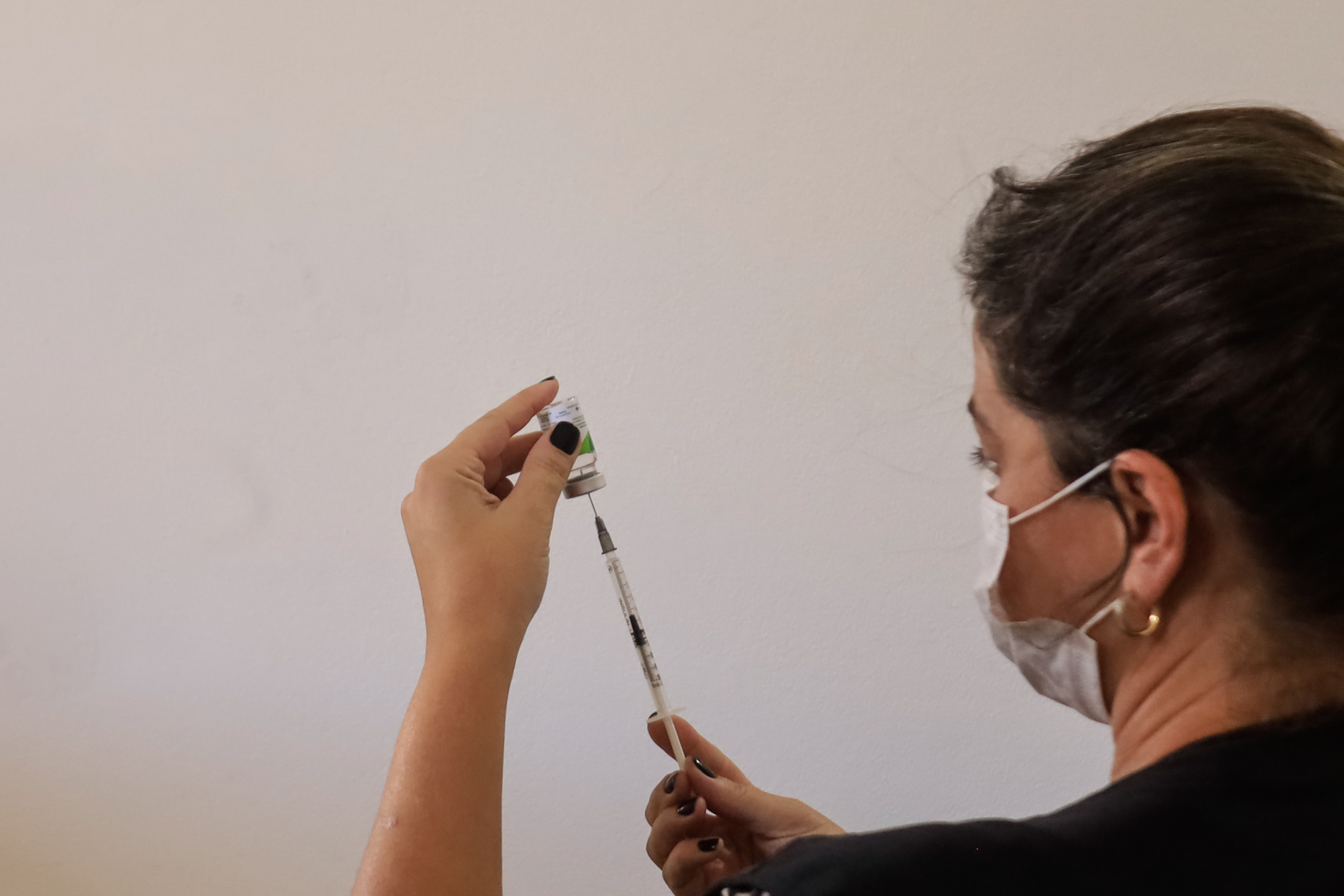 As aplicações iniciaram-se nesta segunda-feira (10) em diversos pontos da cidade. Imunização Bivalente foi ampliada.