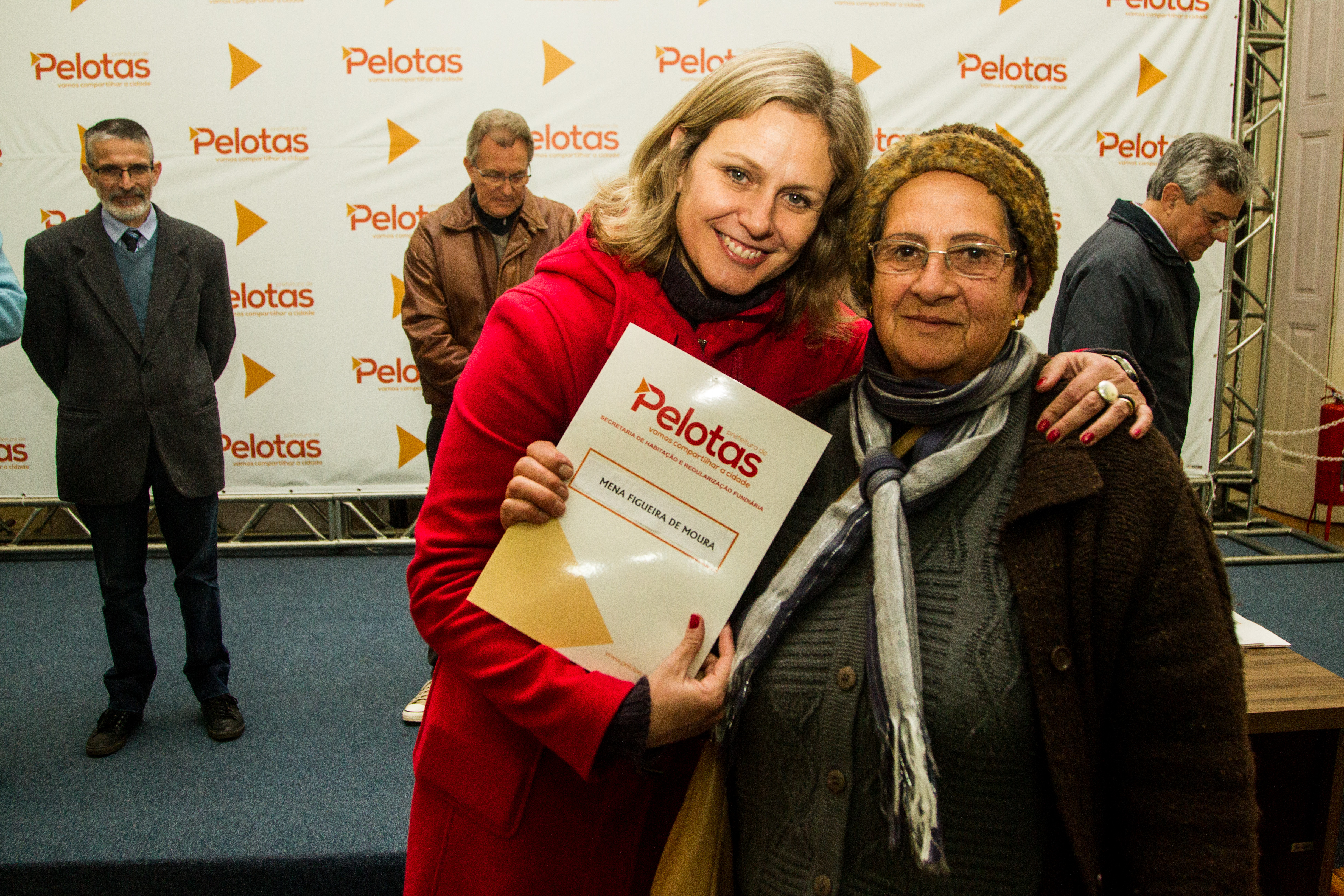 Entrega de contratos e carnês para 80 famílias do Loteamento Osório, nesta quinta, marcou o 18º processo realizado pelo Município desde 2017