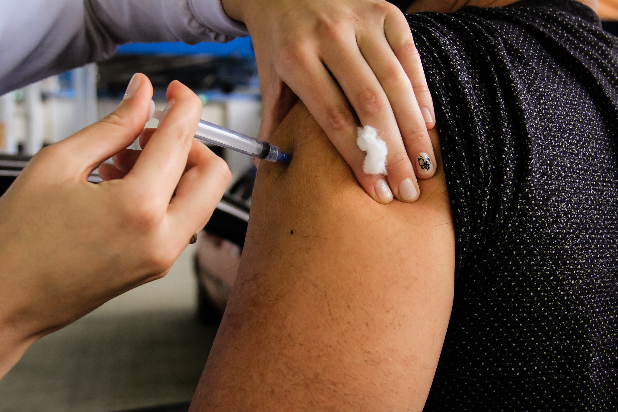 Adiantamento da segunda dose do imunizante é destinado a todas as pessoas que completaram 60 dias da aplicação da primeira dose. Medida começa a valer nesta quarta-feira (27)