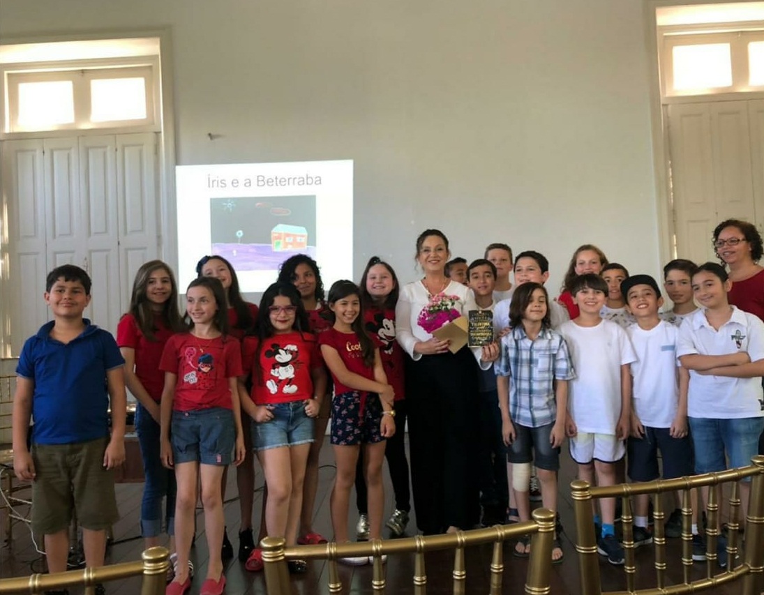 Lançada por professora da UFPel nesse domingo (17), obra contou com a participação de 26 estudantes do 4º ano