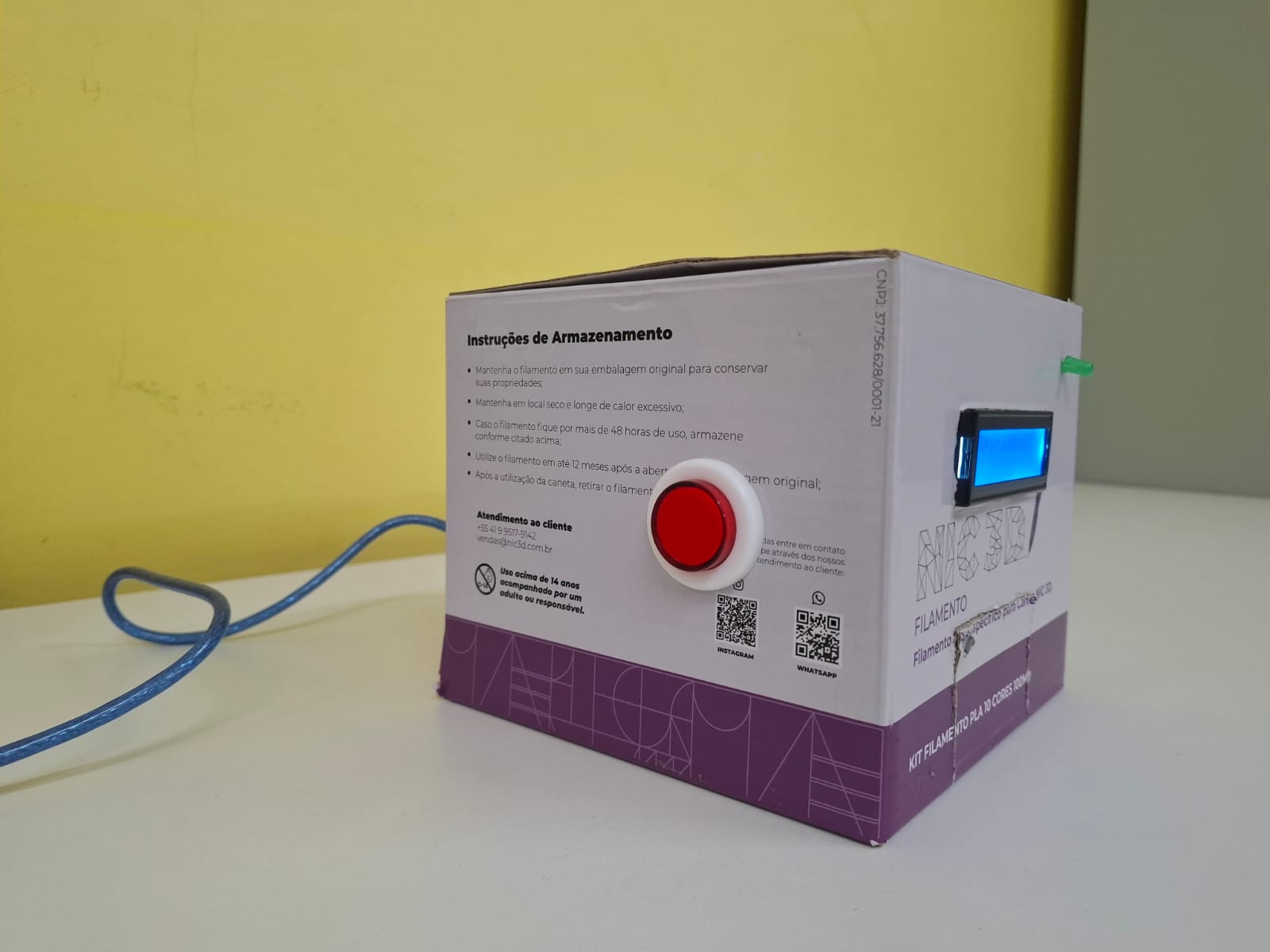 Meninas projetaram dispositivo com assistente inteligente, que emite alertas sonoros e facilita o acesso às doses diárias