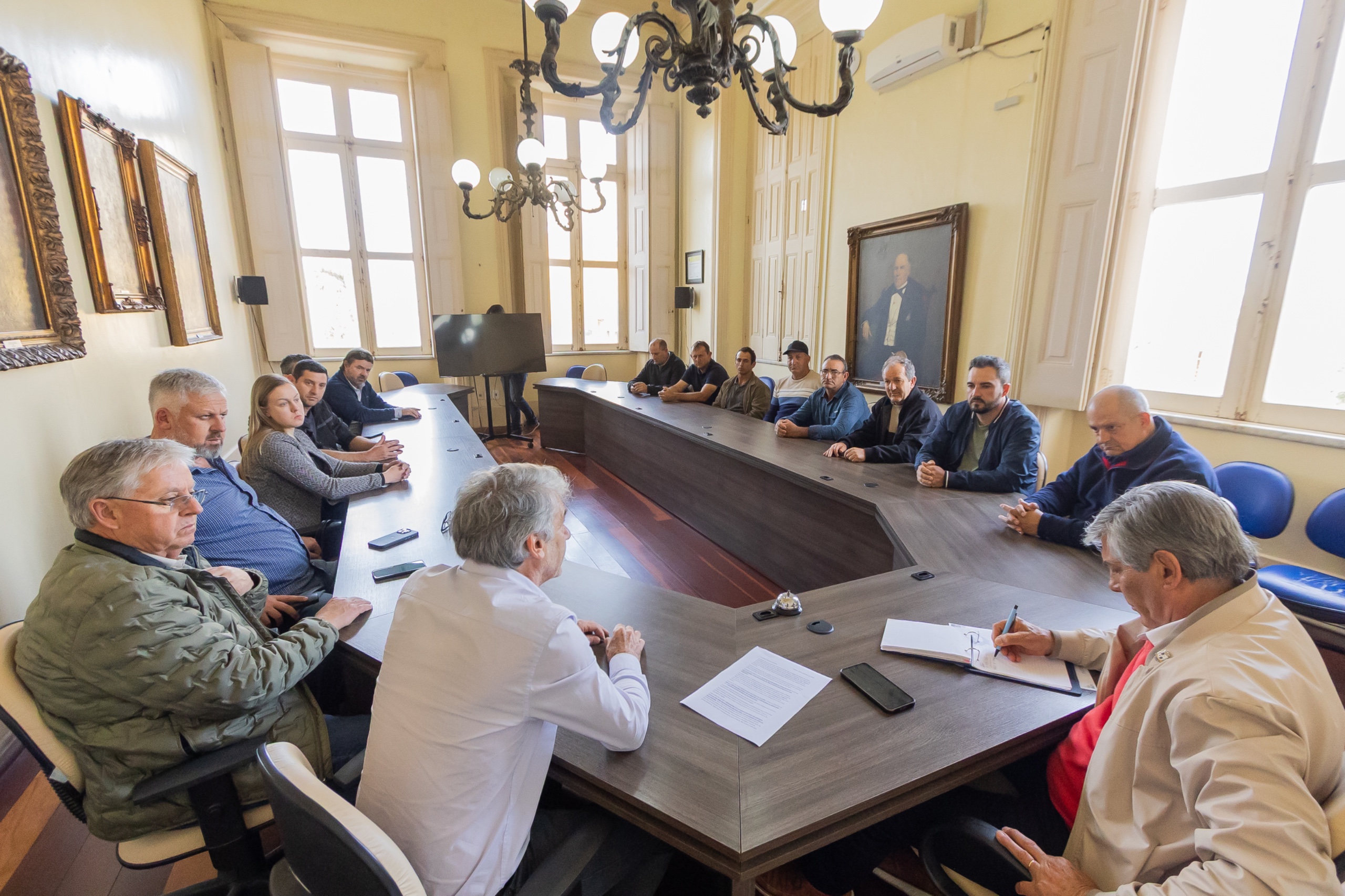 Reunião com lideranças políticas e do setor alinha audiência com governo do Estado para minimizar as perdas. Estima-se que próxima safra seja uma das piores da história