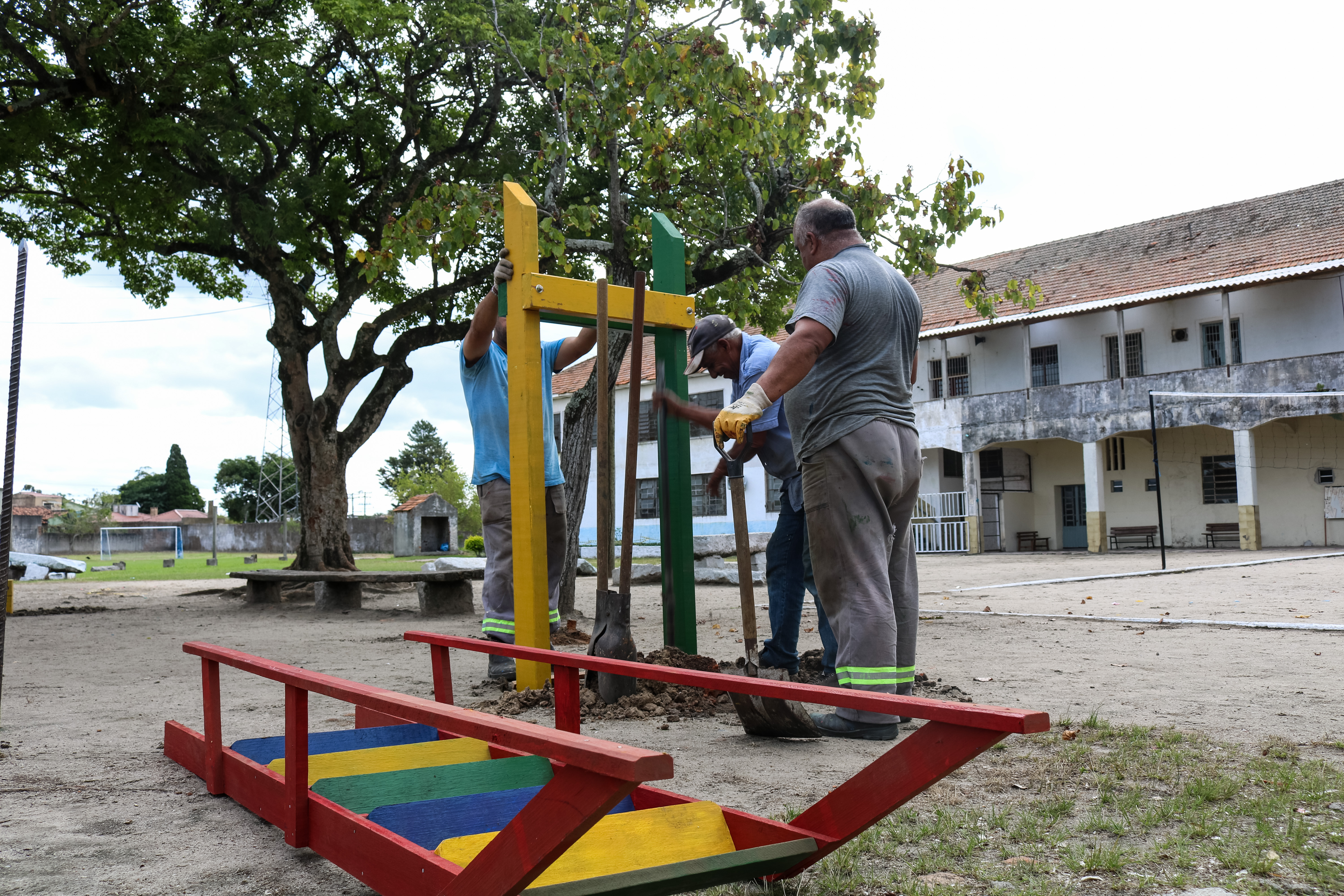 Estrutura foi doada pela Prefeitura e vai beneficiar 217 crianças. No início da semana, comunidade do Monte Bonito, no 9º distrito, também ganhou uma nova praça