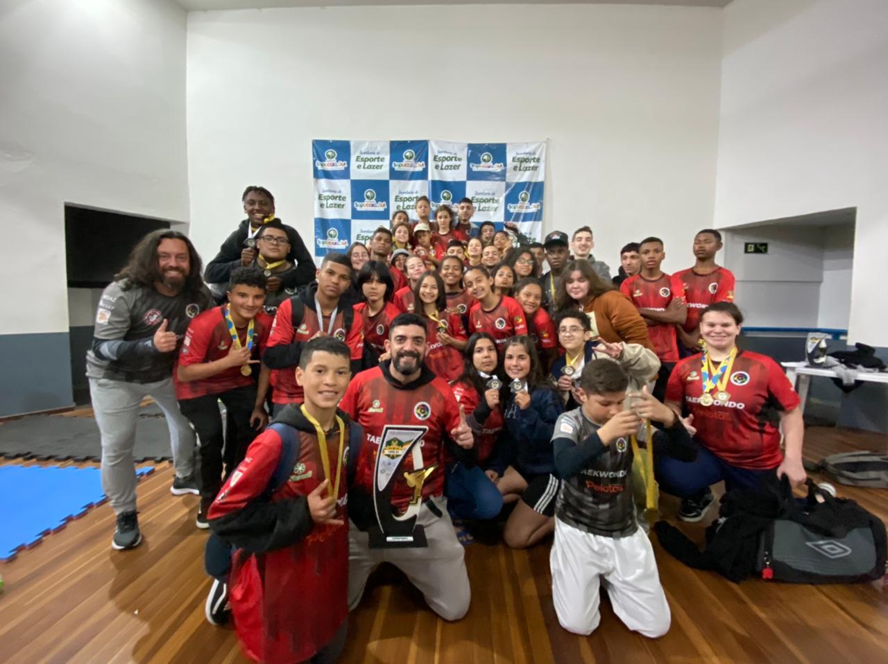 Equipe formada por projeto da Prefeitura participou da Copa RS de Taekwondo. Resultados conquistaram vagas para três campeonatos brasileiros da modalidade