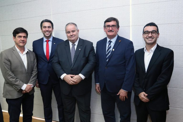 Comitiva apresentou plano de construção ao secretário Henrique Pires, em Brasília