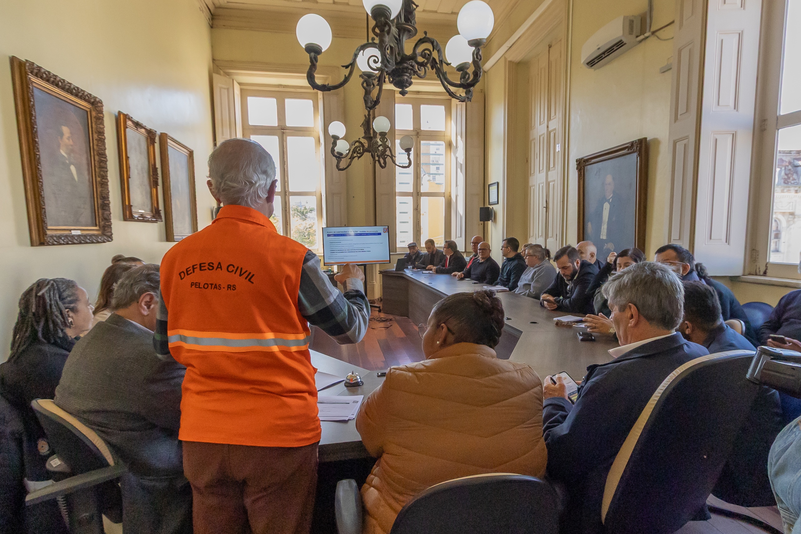 Em reunião com prefeito e secretariado, foi disponibilizado documento com as diretrizes para preparar o município para o enfrentamento de eventos extremos