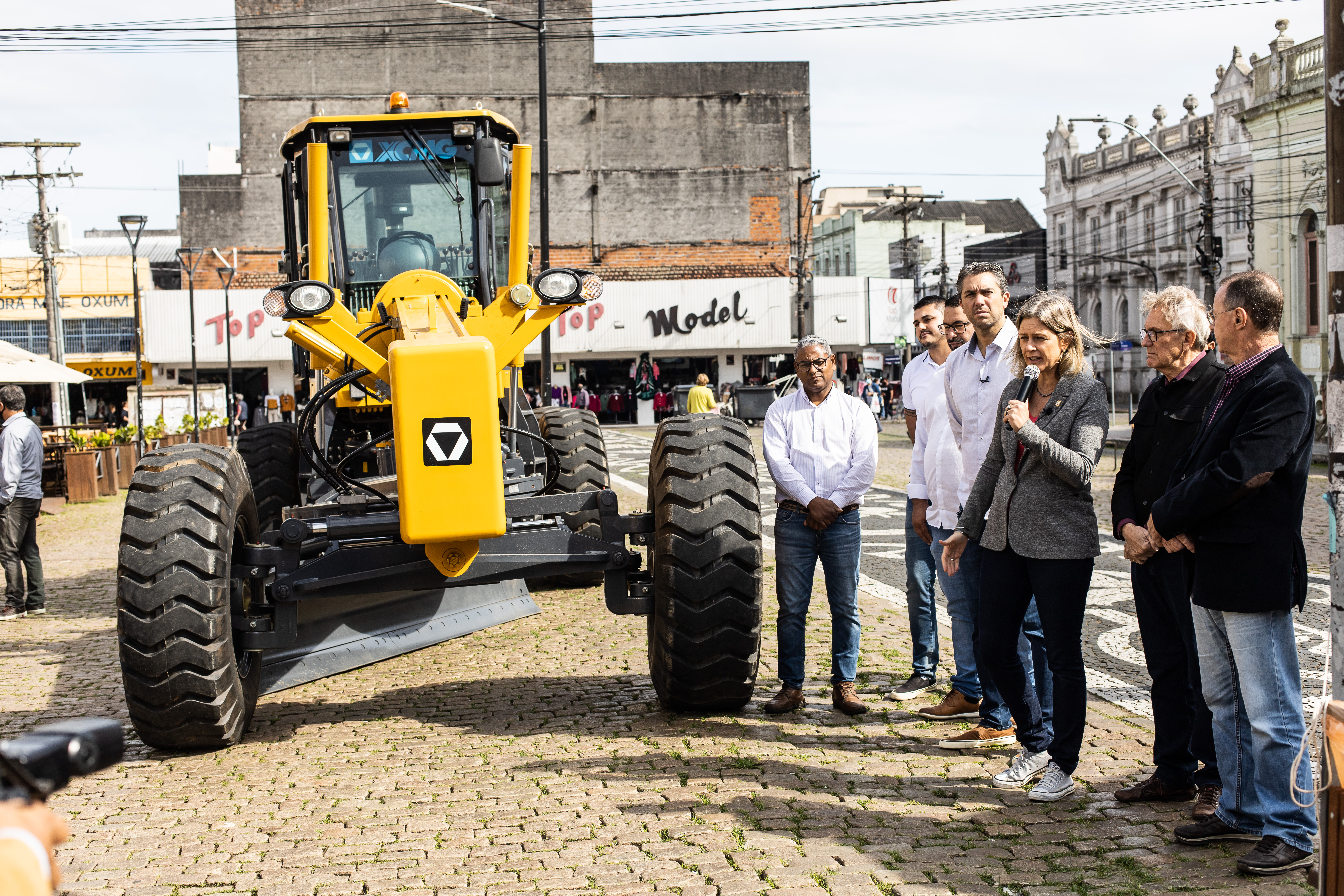 Prefeita fez a entrega de máquina à Secretaria de Desenvolvimento Rural, adquirida com recursos de emenda do deputado Daniel Trzeciak e contrapartida do Município