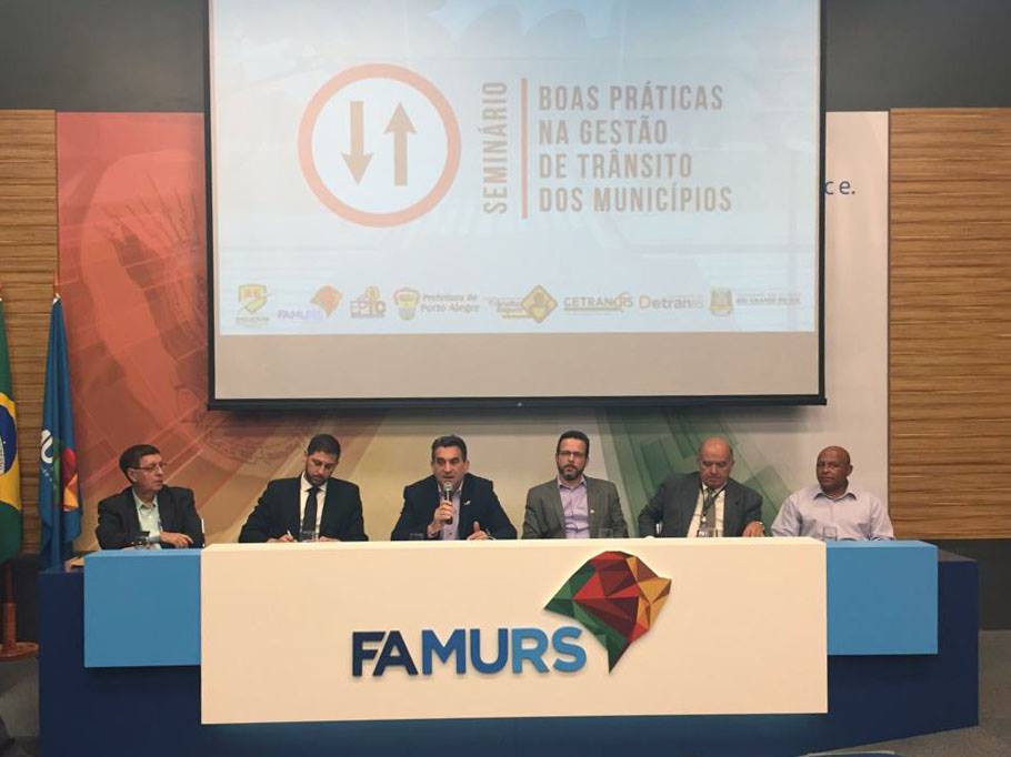 Secretário de Transporte apresentou as estratégias adotadas pelo município em seminário da Famurs