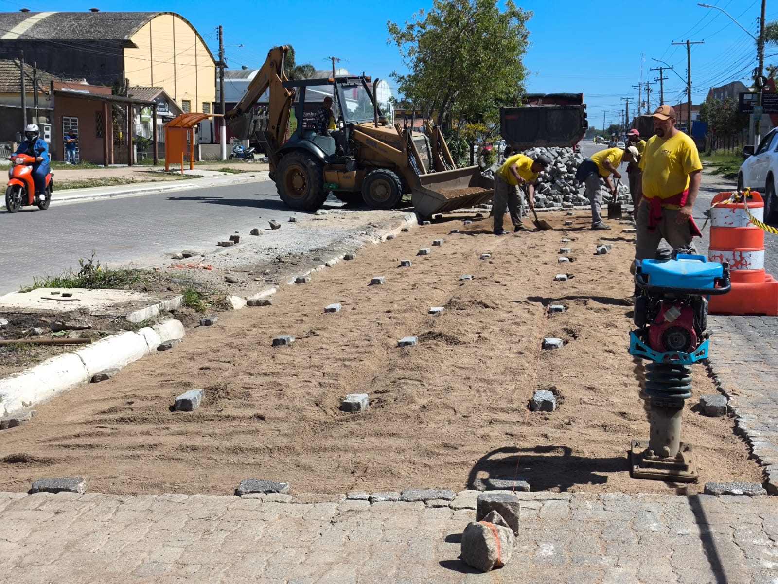 Outra equipe trabalhou na avenida Dom Joaquim, em trecho de blocos sextavados, na esquina com Andrade Neves