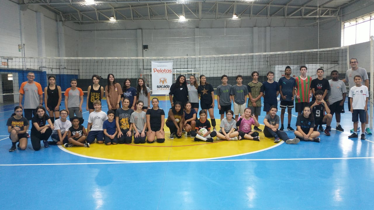 Com foco na integração e inclusão social, projeto incentiva a prática do voleibol para jovens de dez a 17 anos
