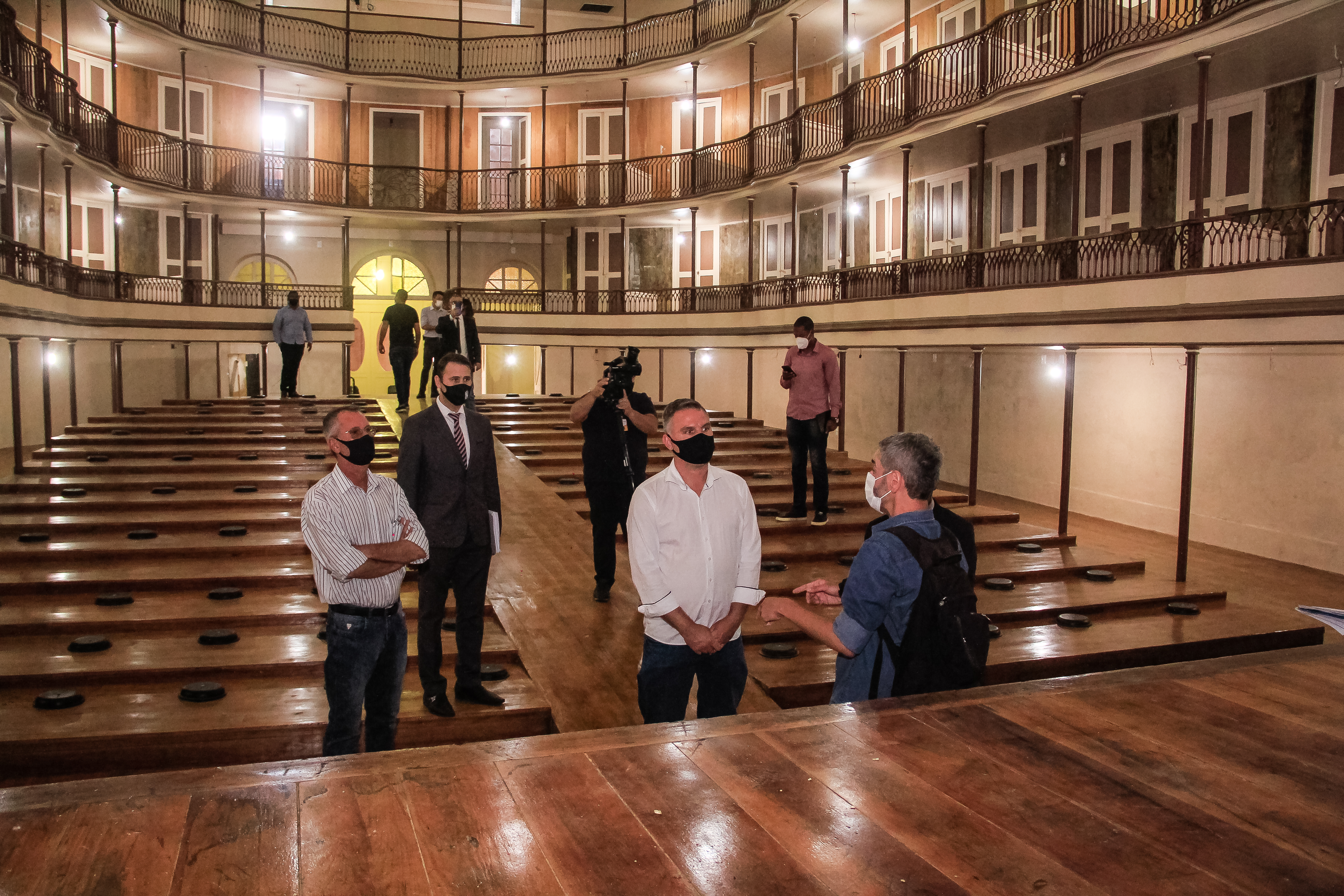 O gestor conheceu detalhes da obra que está em curso na casa de espetáculos mais antiga do Estado. A reabertura está prevista para 2022