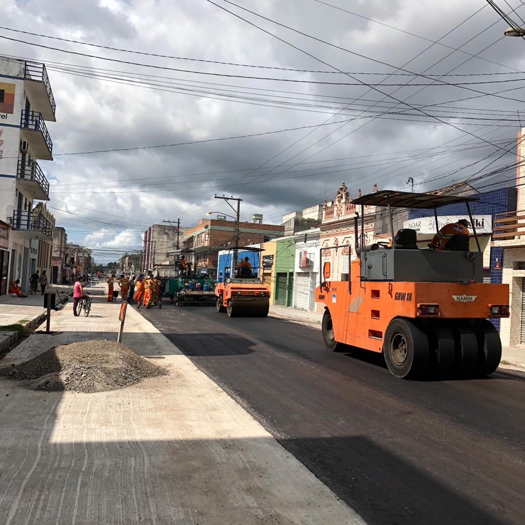 Equipes trabalham nas quadras entre avenida Bento Gonçalves e rua Voluntários da Pátria