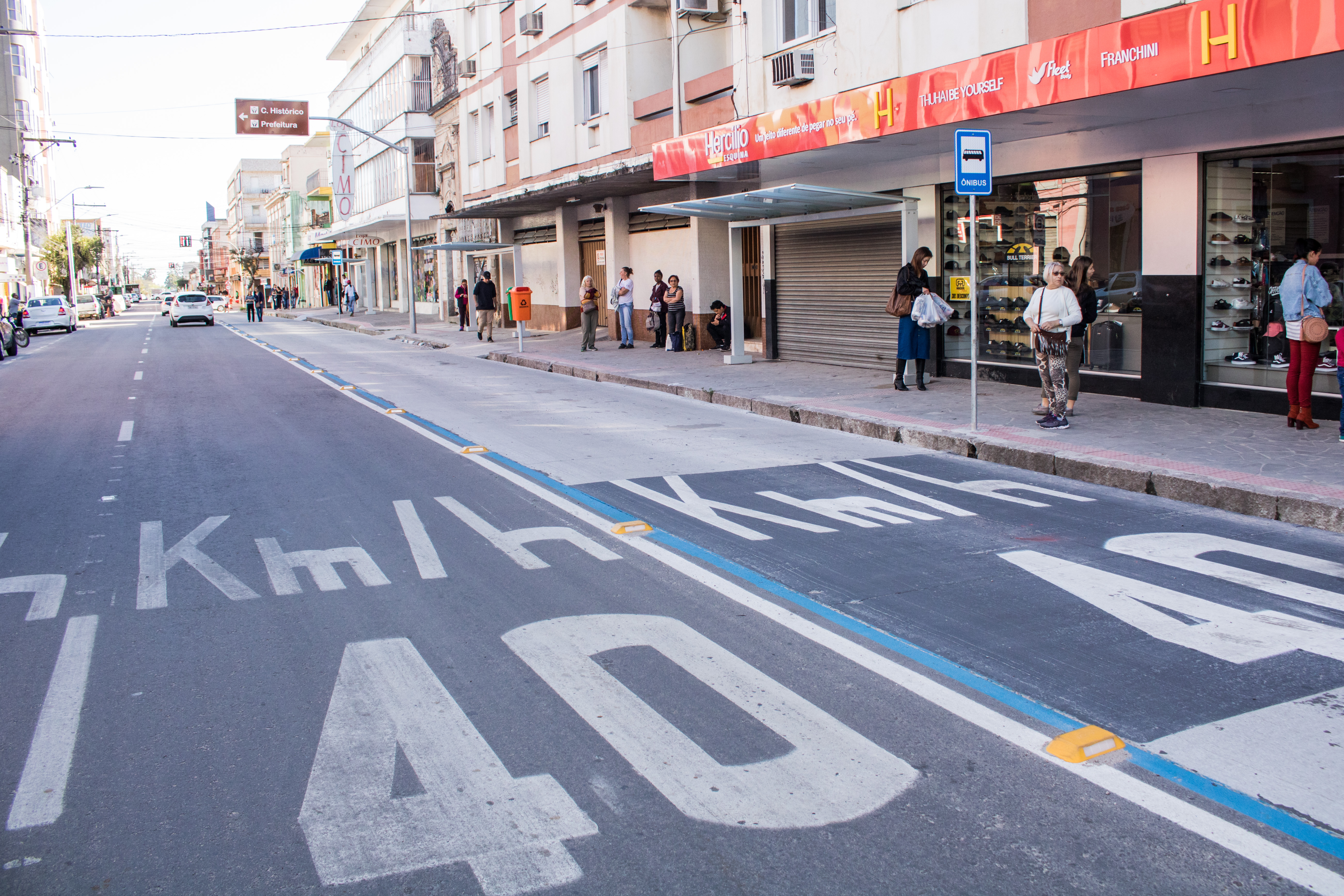 Categoria segue paralisada nesta sexta-feira (31). Consórcio entrou com uma declaração de ilegalidade da paralisação no Tribunal Regional do Trabalho.