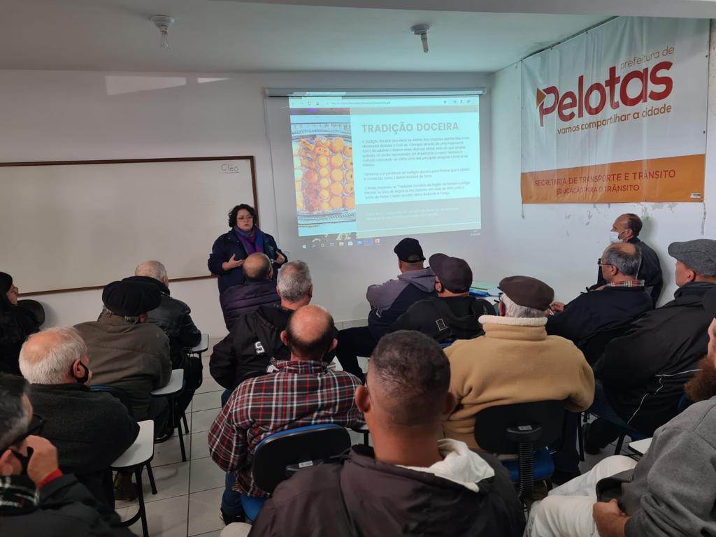 Secretarias de Transporte e Trânsito, de Desenvolvimento Rural e de Desenvolvimento, Turismo e Inovação expõem conteúdos para conhecimento dos profissionais