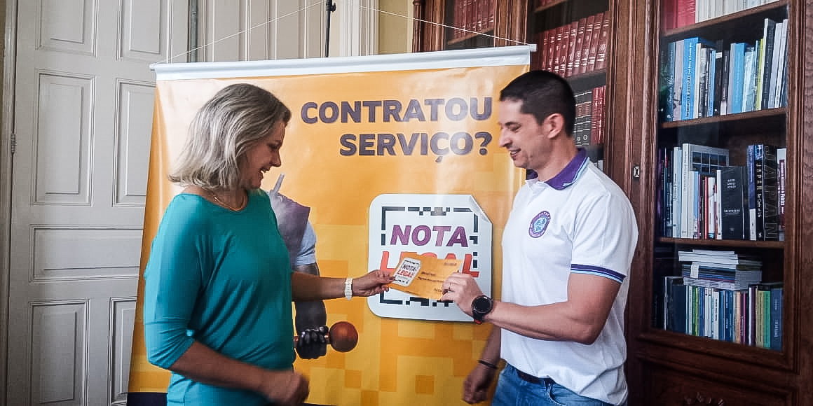 Prefeita faz a entrega de R$ 1 mil à Aapecan, instituição escolhida pelo ganhador do oitavo sorteio do programa