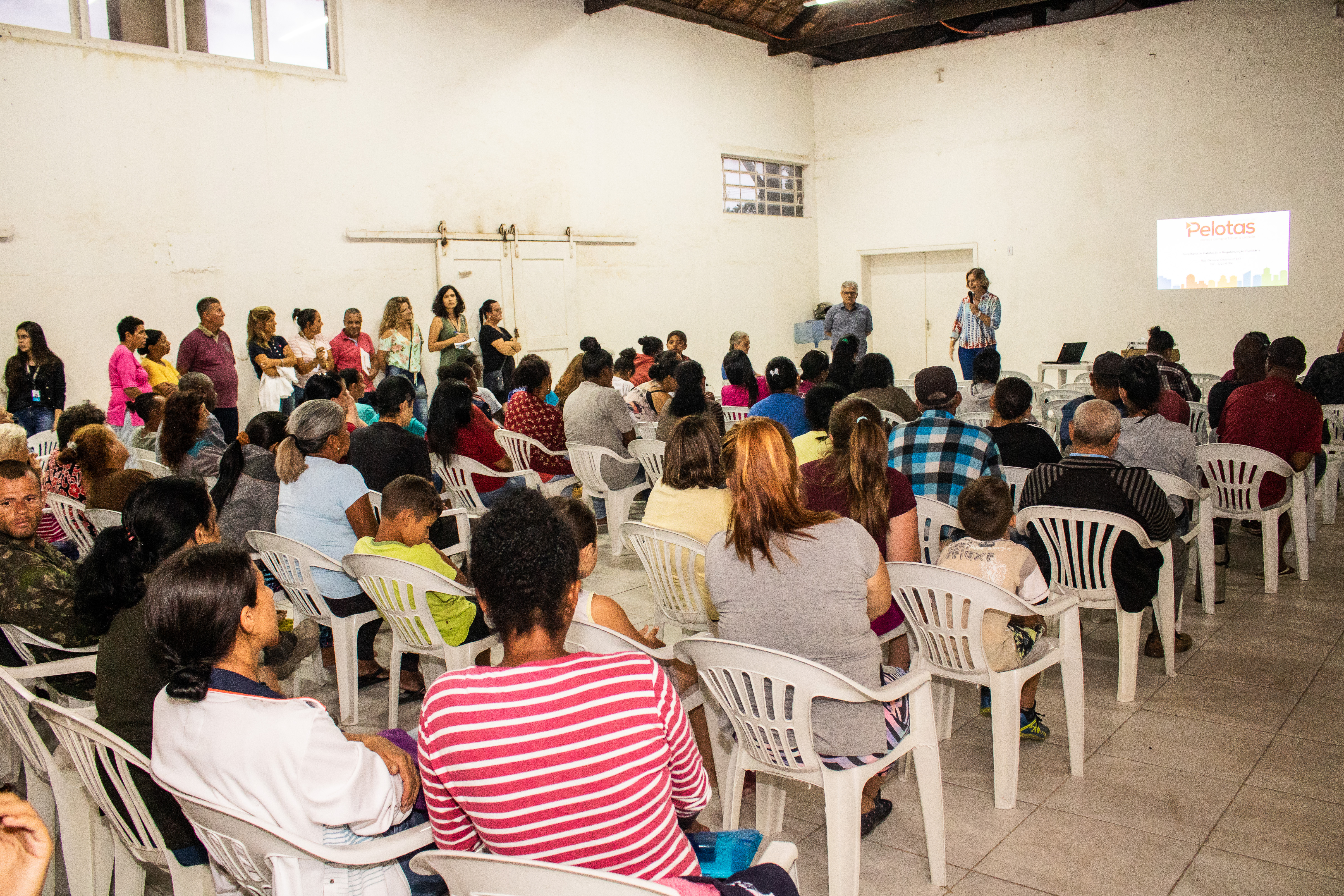 Representantes da Prefeitura se reuniram com os moradores, nessa terça-feira, para explicar processo que beneficiará 157 famílias