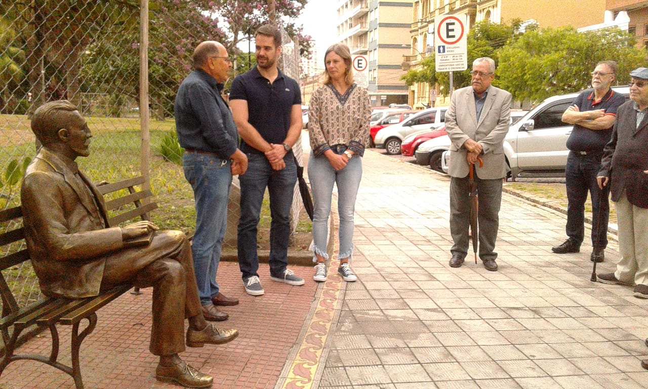 Ato junto à estátua do escritor contou com as presenças do governador Eduardo Leite e de membros do Instituto simoniano