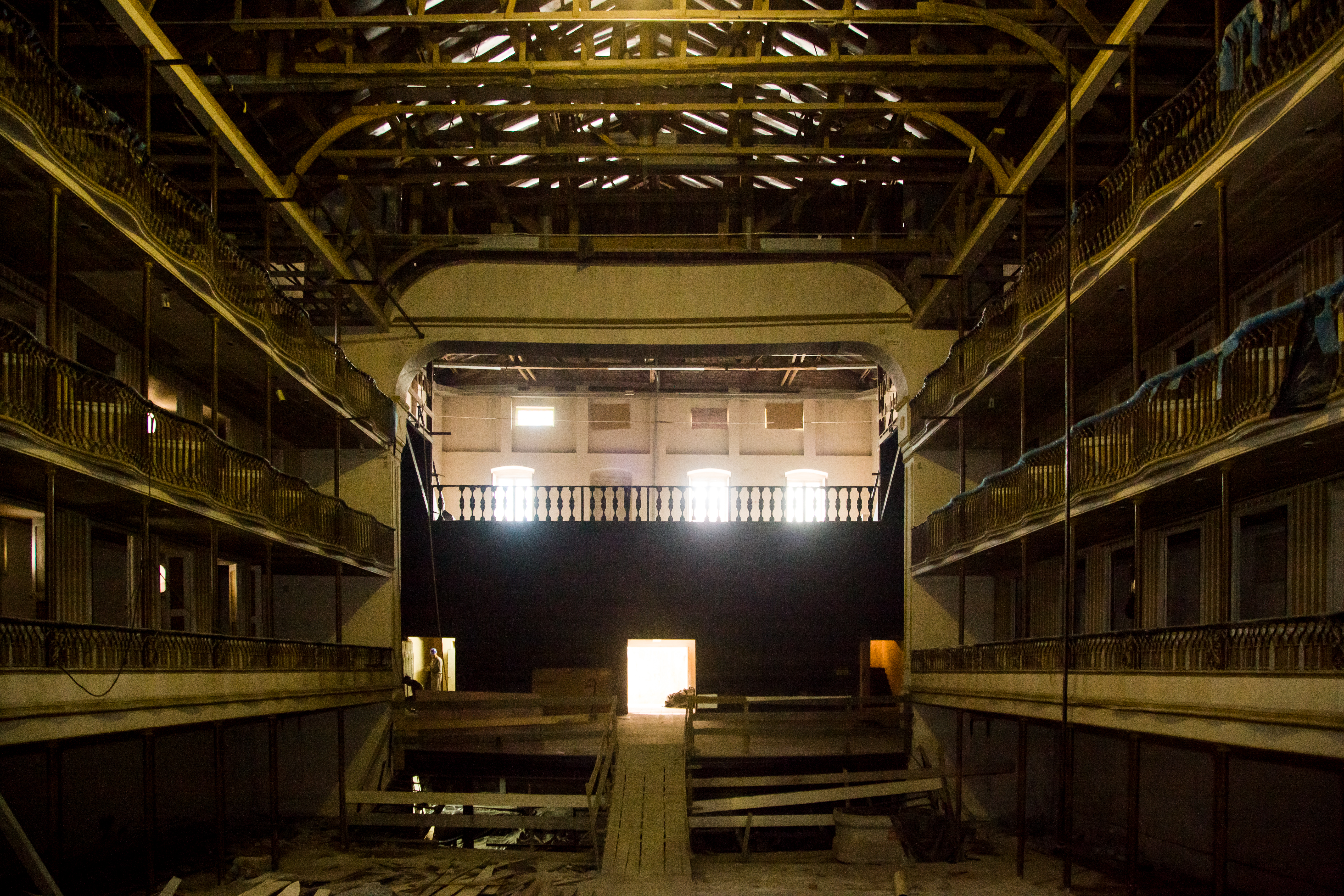 Colocação de tapumes, contratação de pessoal, esvaziamento e limpeza geral do Theatro integram a fase de preparação