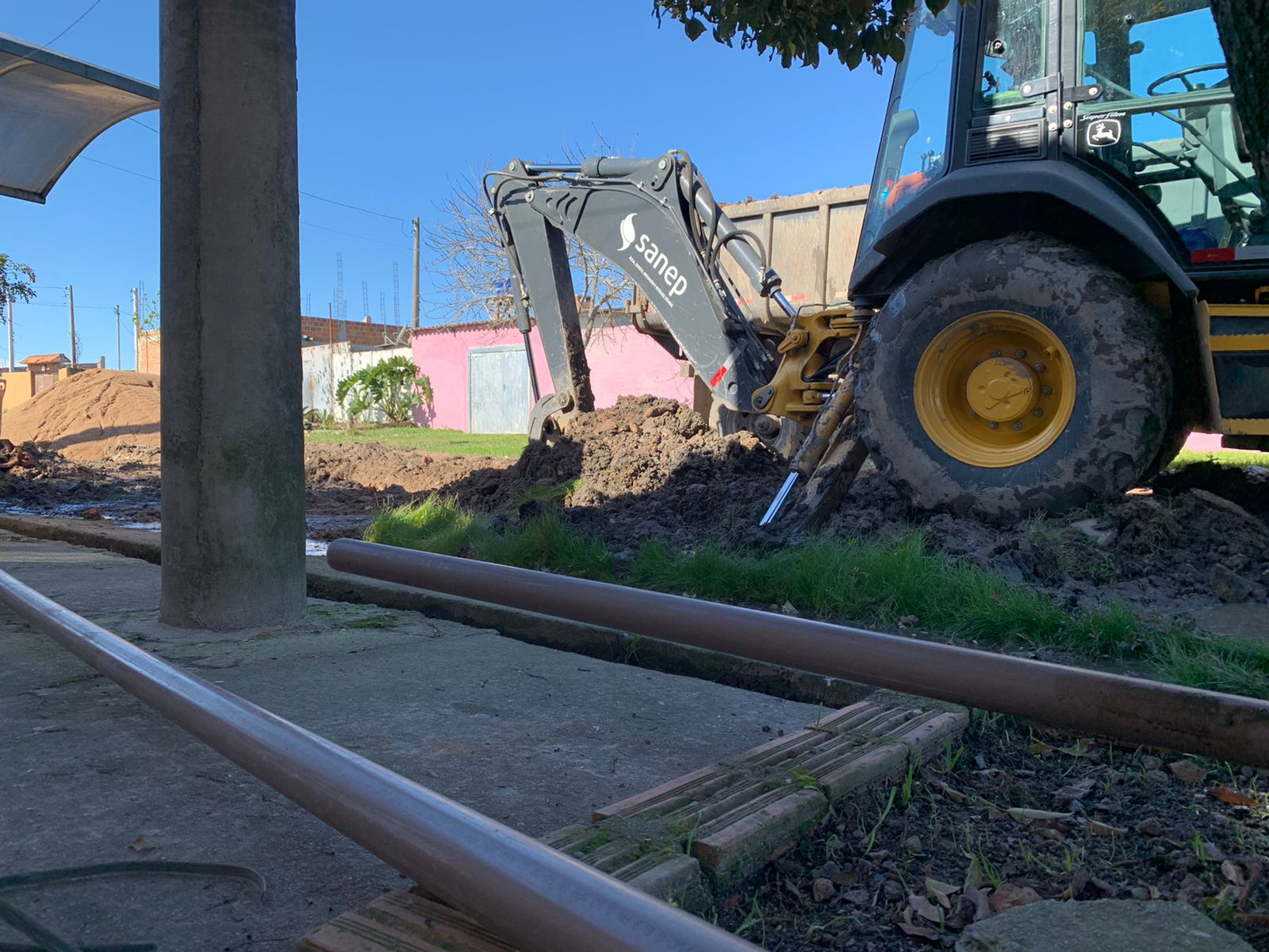 Tubulação de PVC instalada em trecho da rua General Câmara é mais moderna e resistente para o sistema de abastecimento