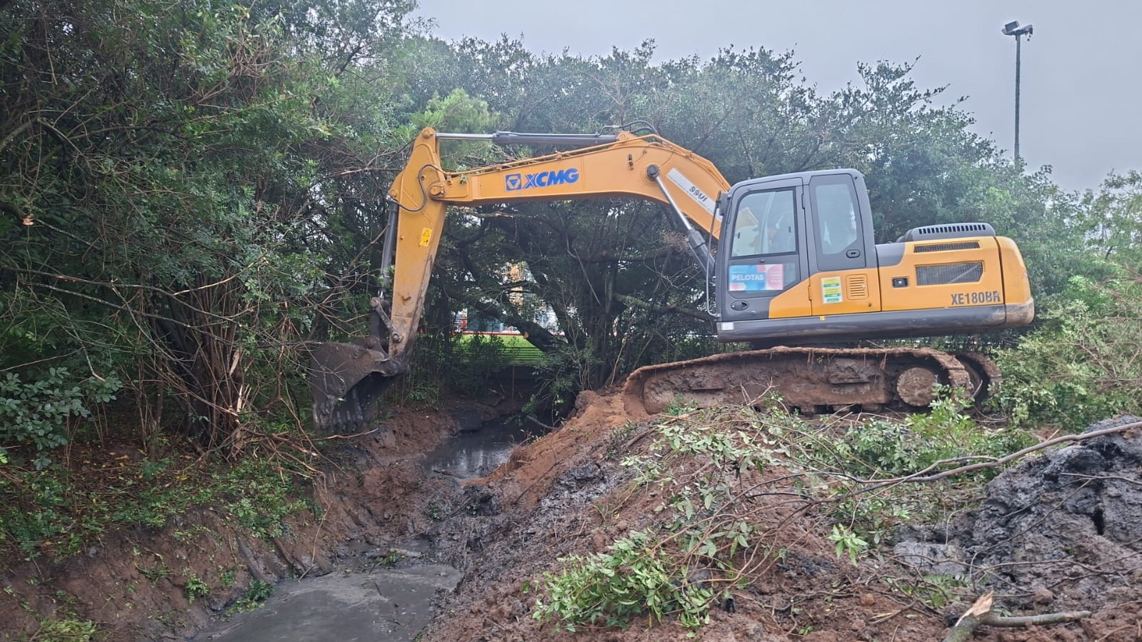 Estruturas do sistema de drenagem ligam as águas pluviais das valetas aos canais de macrodrenagem. Só no Passo do Salso, bairro Fragata, foram 5,2 quilômetros de limpeza
