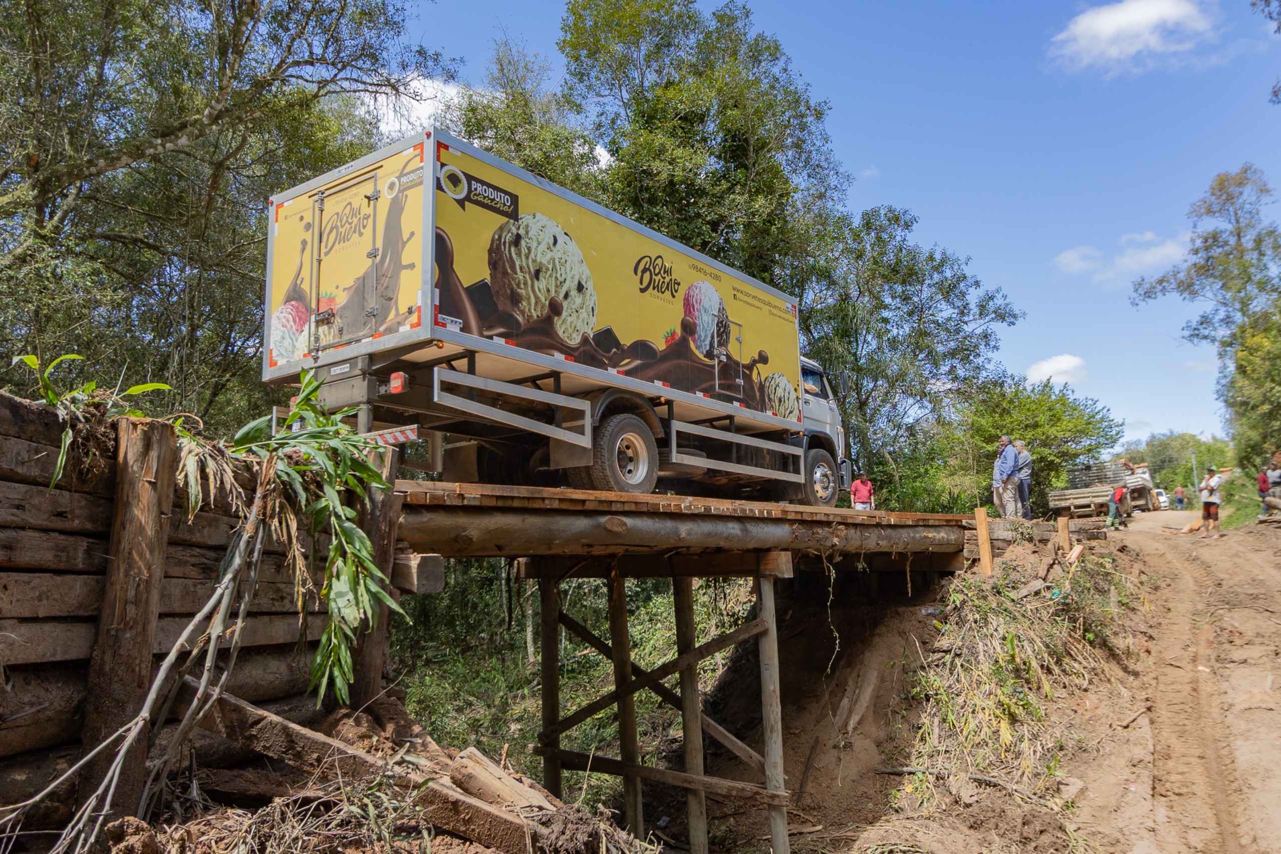Além da ponte, a gestão, por meio da Secretaria de Desenvolvimento Rural (SDR), entregou diversas outras obras de requalificação