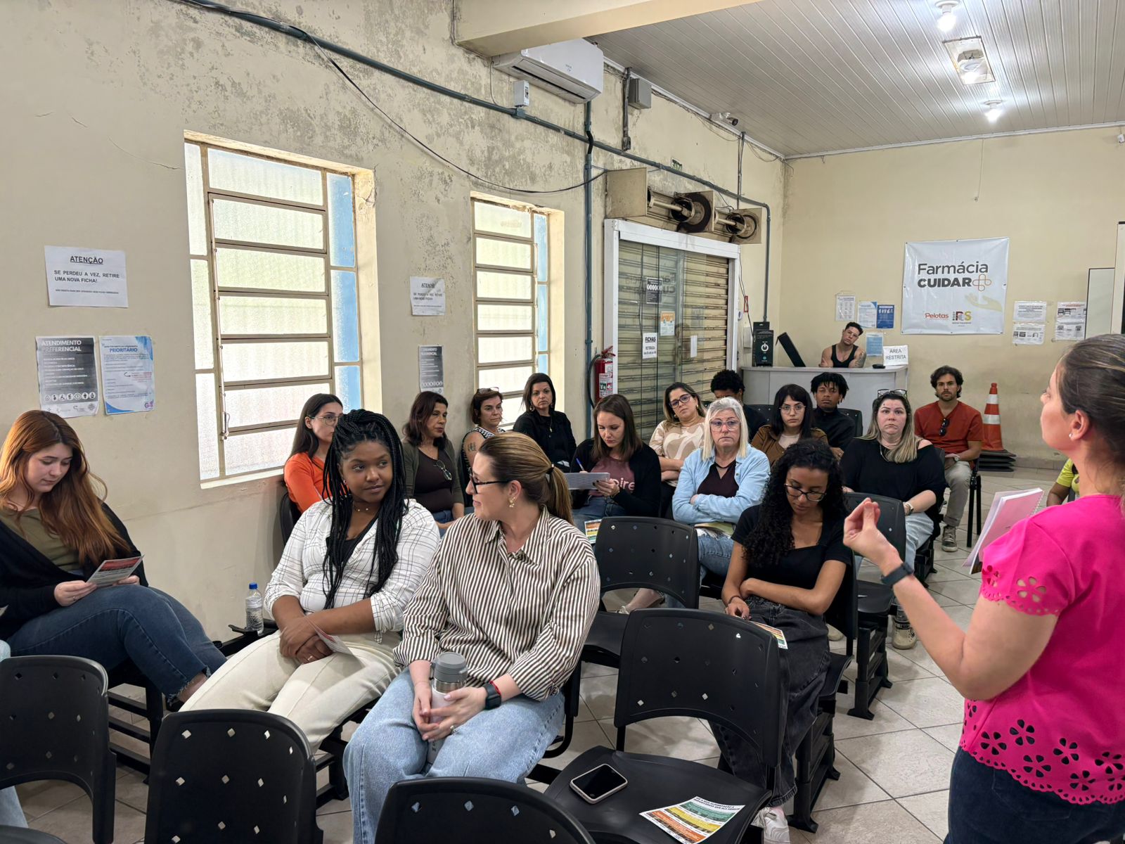 Farmacêuticos e colaboradores assistem à palestra sobre prevenção e diagnóstico precoce