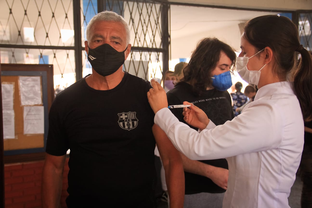 Prefeita Paula Mascarenhas acompanhou o processo pela manhã, neste sábado, quando os pelotenses procuraram a primeira, segunda e terceira dose da proteção contra a Covid-19