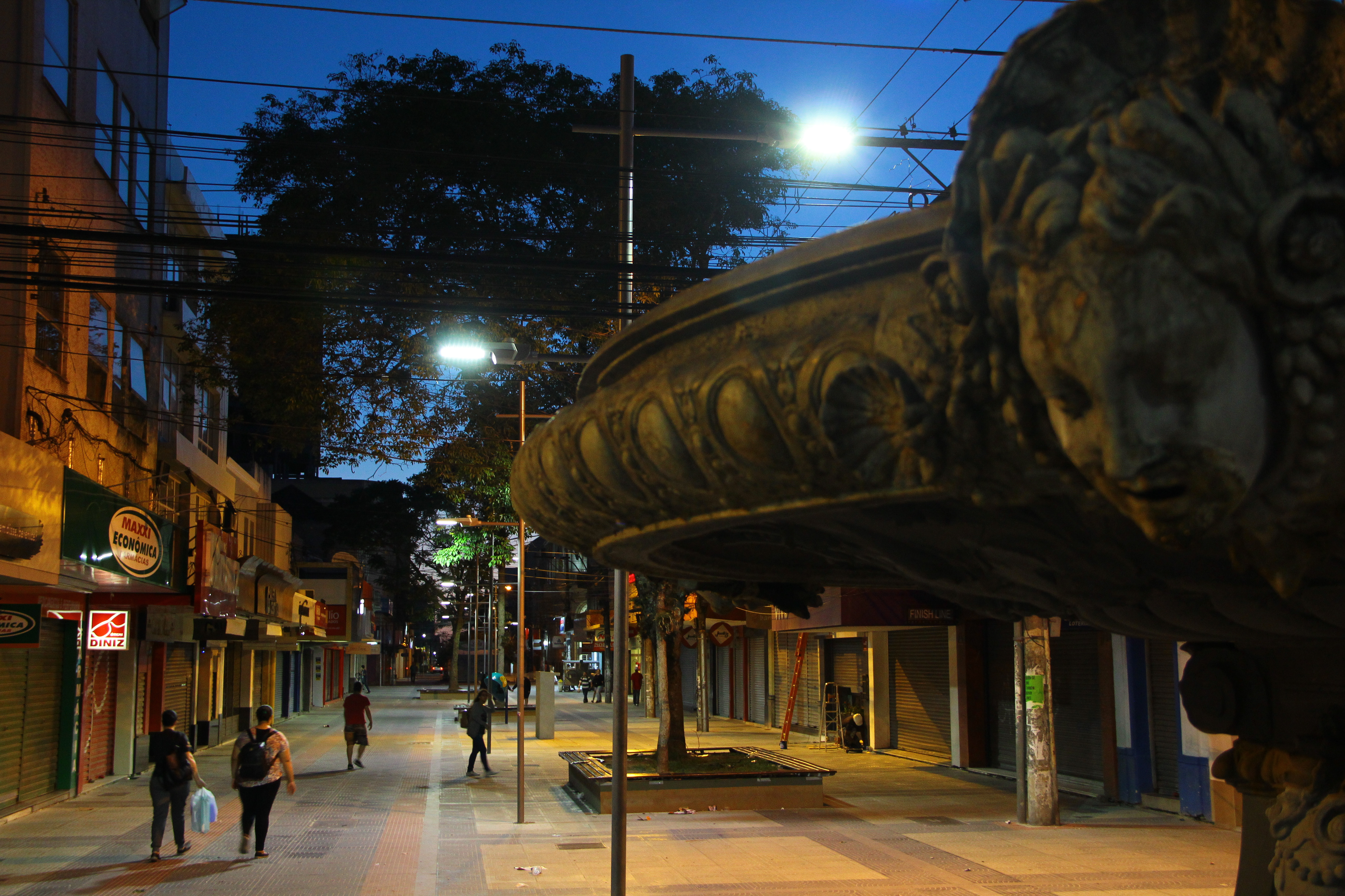 Antigo sistema de iluminação pública foi retirado e as novas luminárias aumentam a segurança na área central
