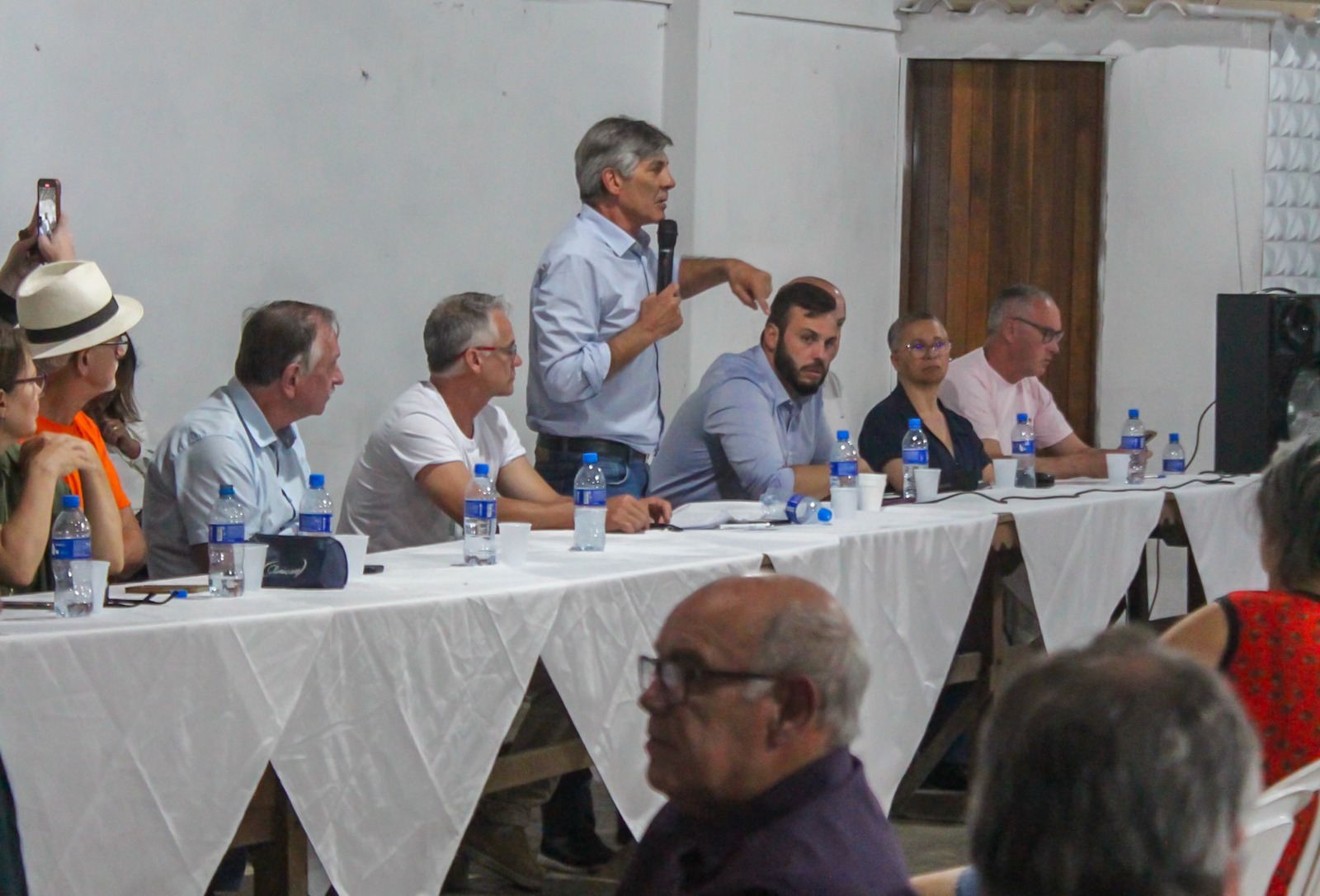 Dezenas de pessoas foram até à Associação de Amigos da localidade na noite de terça-feira (16), para se reunir com o prefeito Fernando Marroni e o secretariado