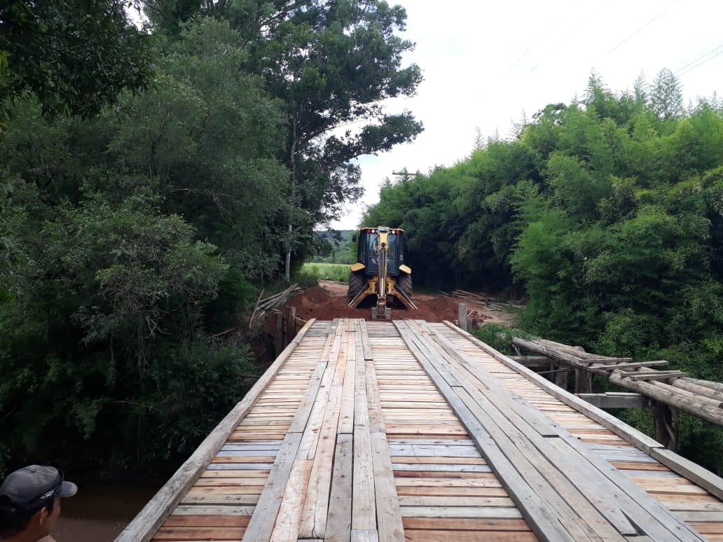 No período de obras, travessia de pedestres vinha sendo feita através de passarela sobre o arroio