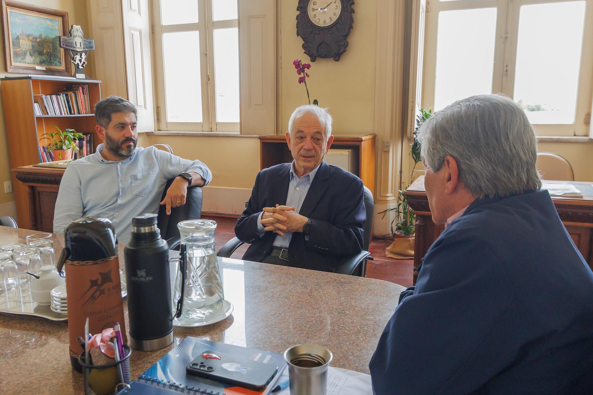 Professor emérito da UFRGS Carlos​ Eduardo Tucci foi recebido na tarde desta sexta-feira (25), no Paço Municipal, para tratar sobre atualização do plano de drenagem do município