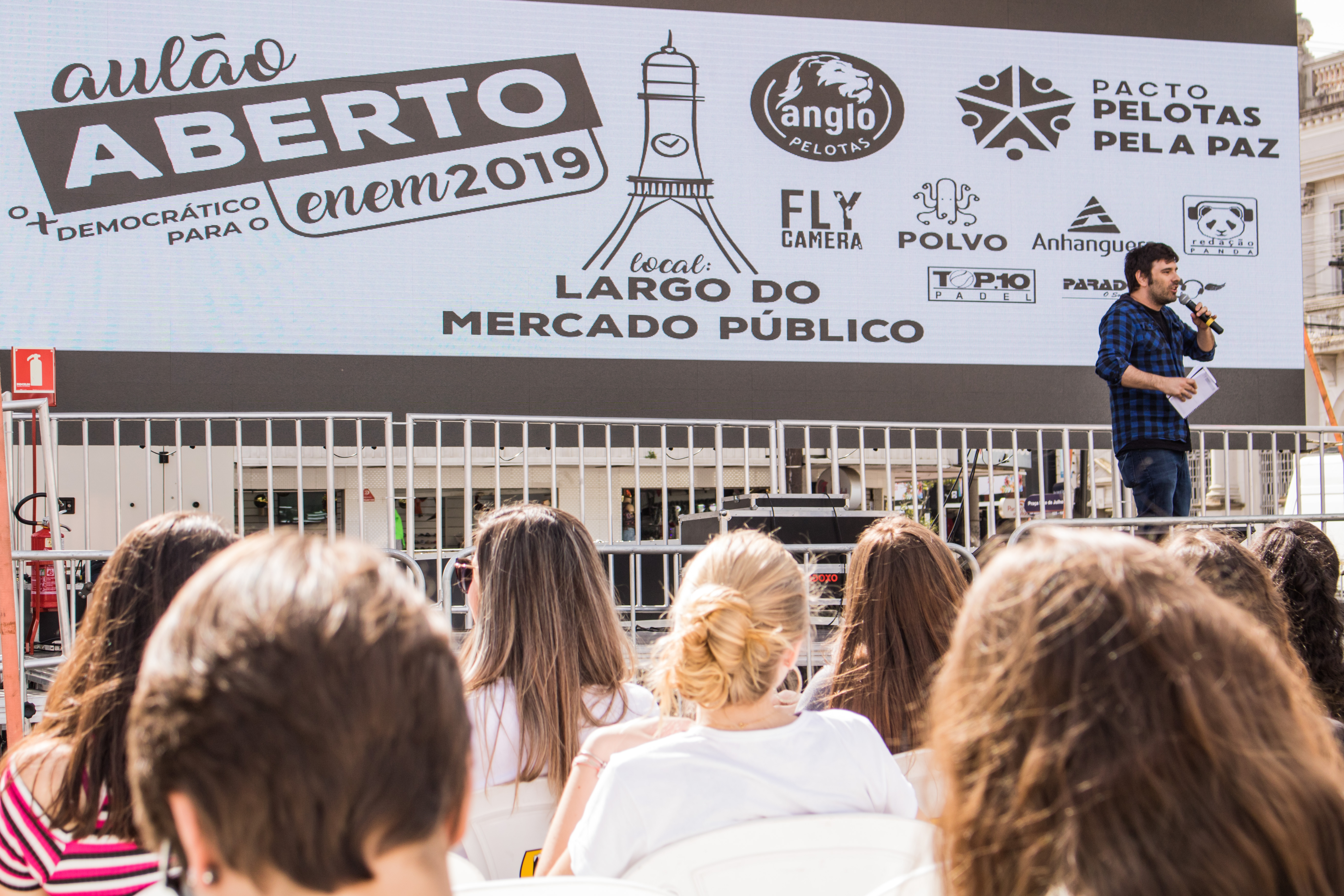 Atividade ocorreu nesta quinta, no Largo do Mercado Central, em parceria entre o Pacto Pelotas pela Paz e o pré-vestibular Anglo