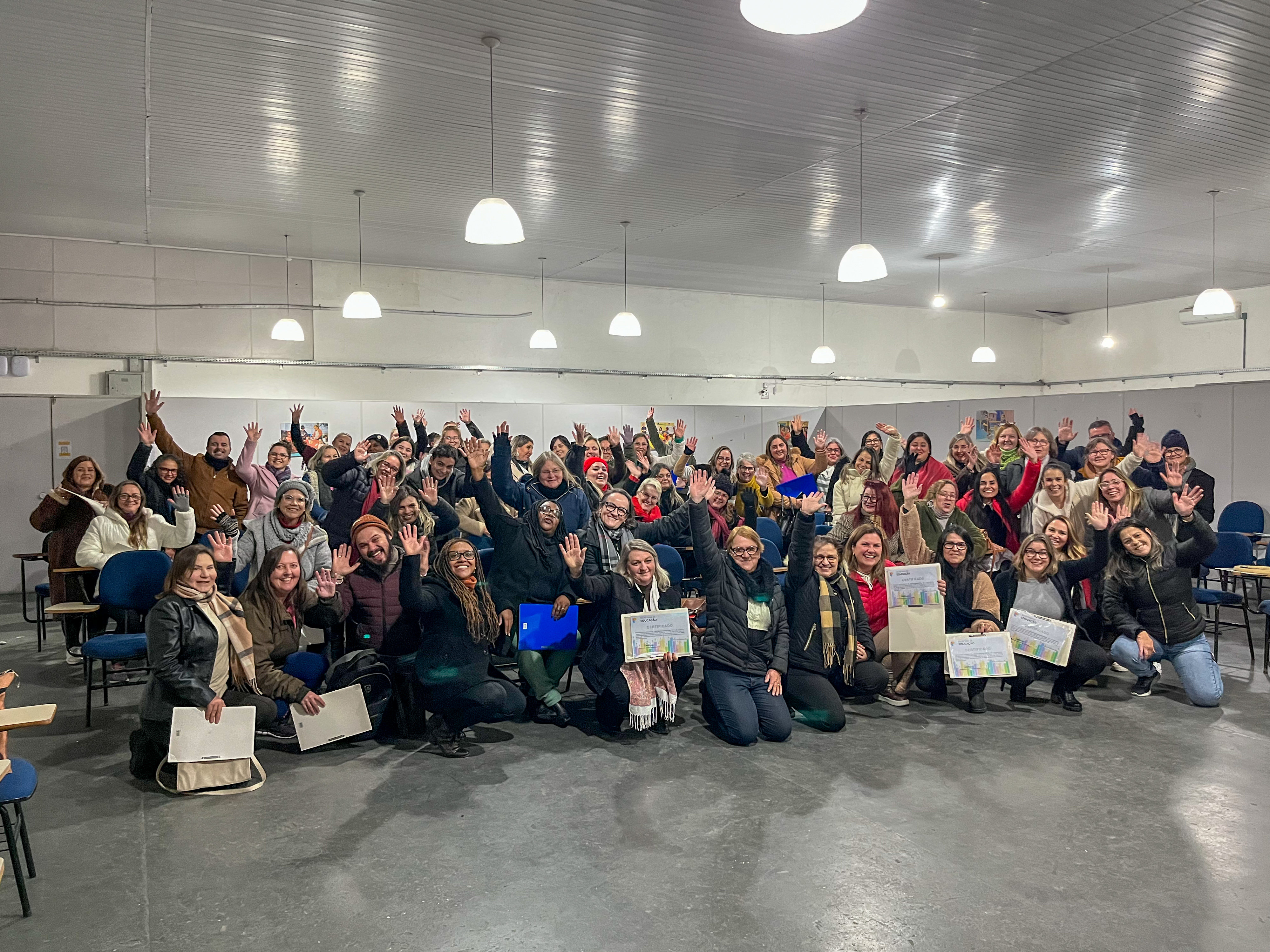 Mais de 100 professores, orientadores educacionais e coordenadores pedagógicos de diversas escolas da rede municipal de ensino conquistaram o certificado