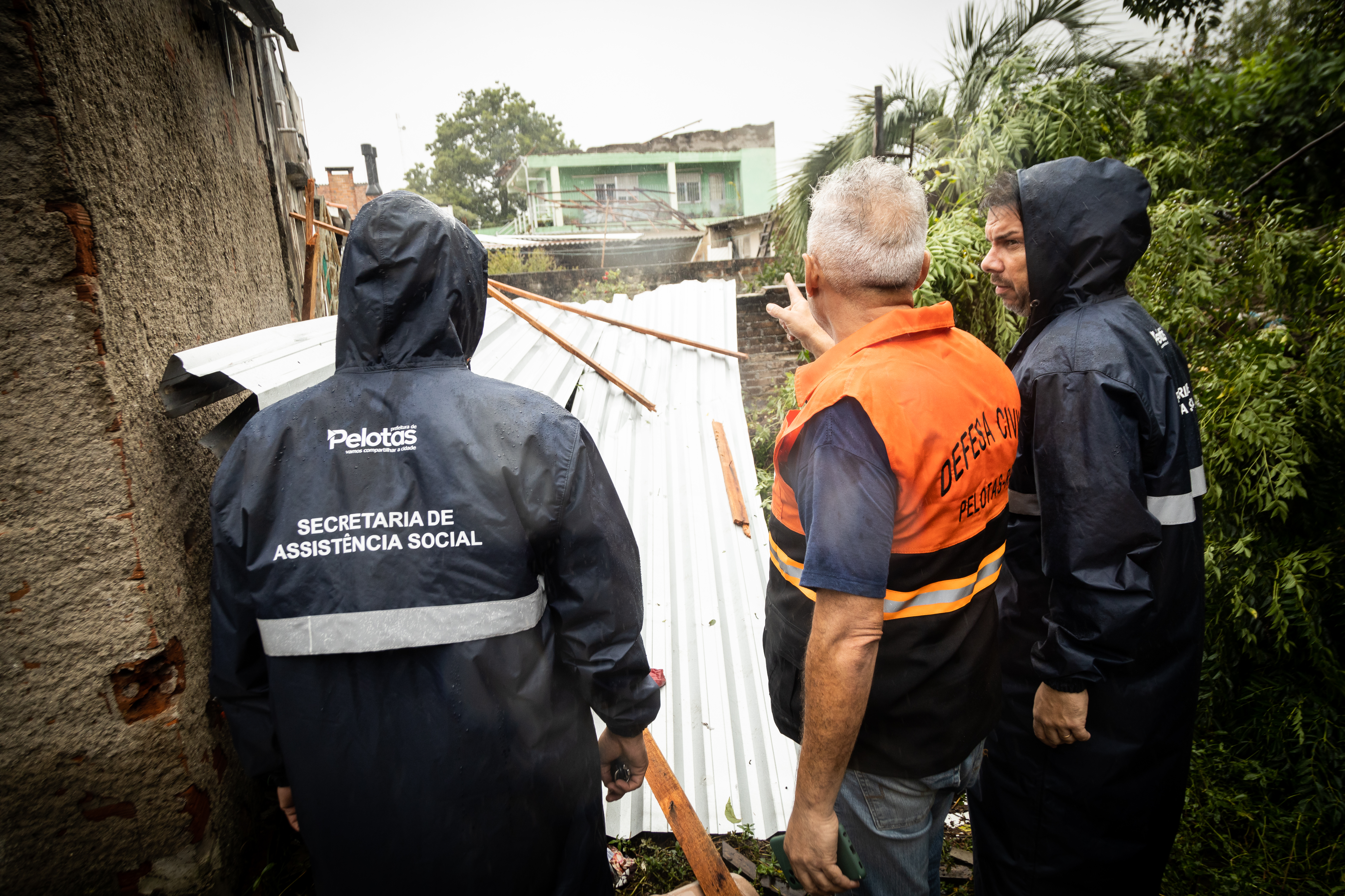 Ventos de mais de 100 km/h destelharam casas, escolas, derrubaram árvores e fios