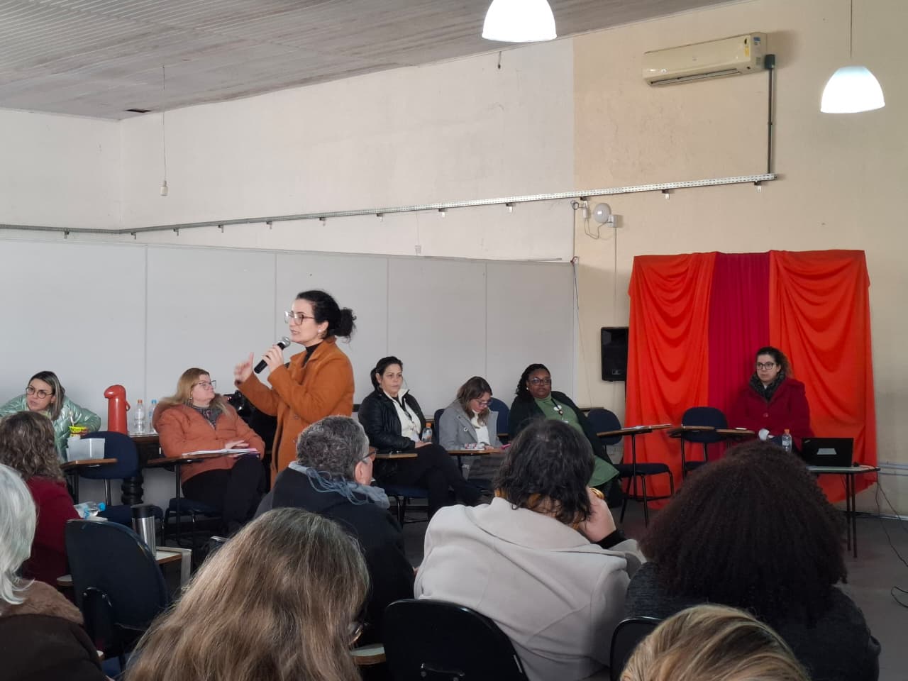 Reunião alinhou ações voltadas ao atendimento de estudantes com deficiência e neurodivergências na rede municipal em Pelotas