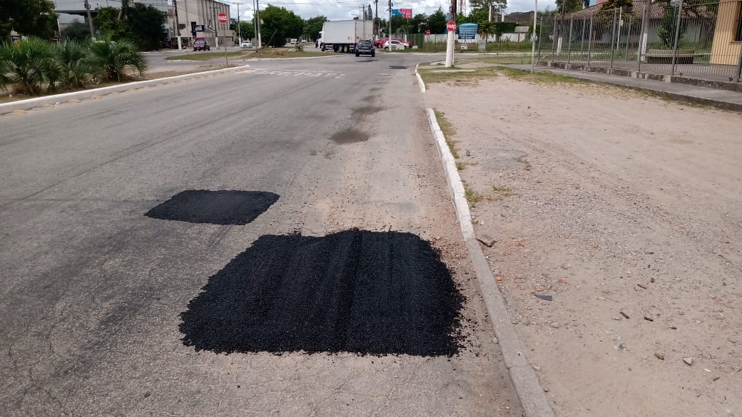 Cerca de 20 toneladas do insumo são empregadas para tapar  buracos do pavimento de uma das vias mais movimentadas da cidade