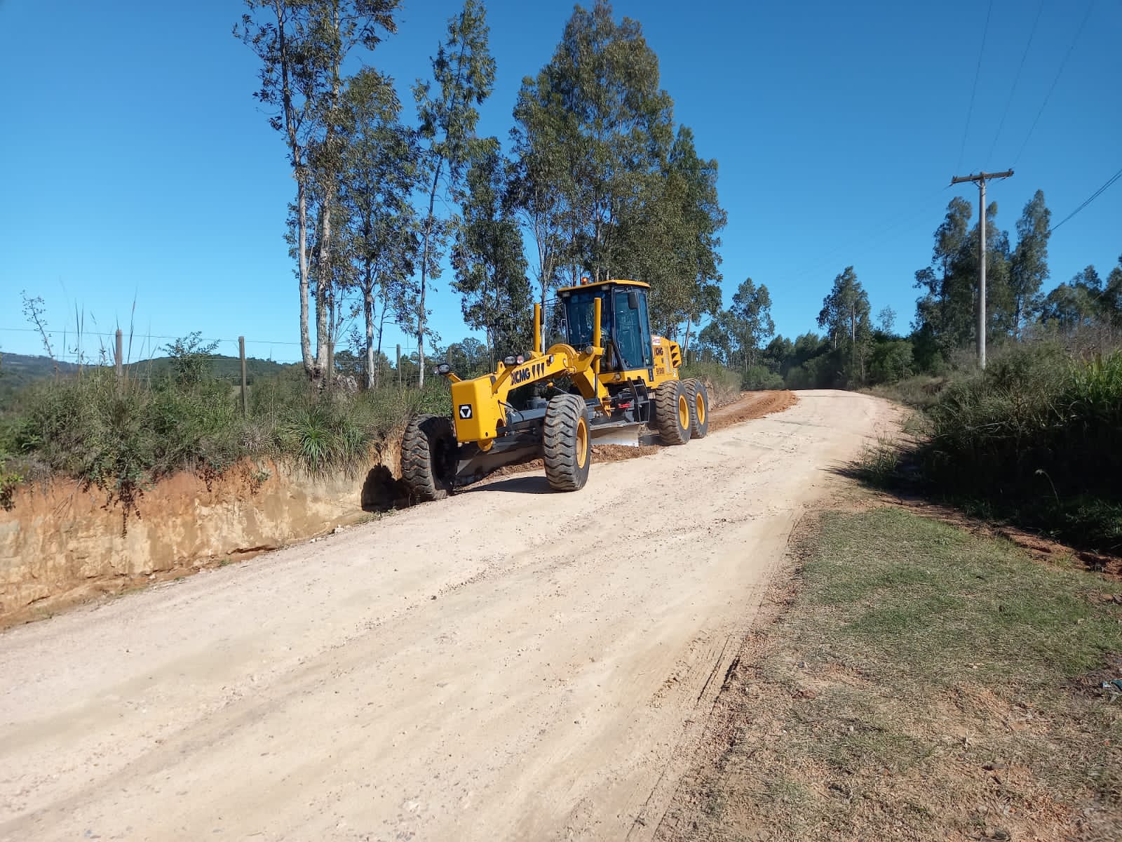 Patrolamento, revitalização de valetas e colocação de cascalho em pontos que necessitavam de reforço fizeram parte das atividades das últimas duas semanas