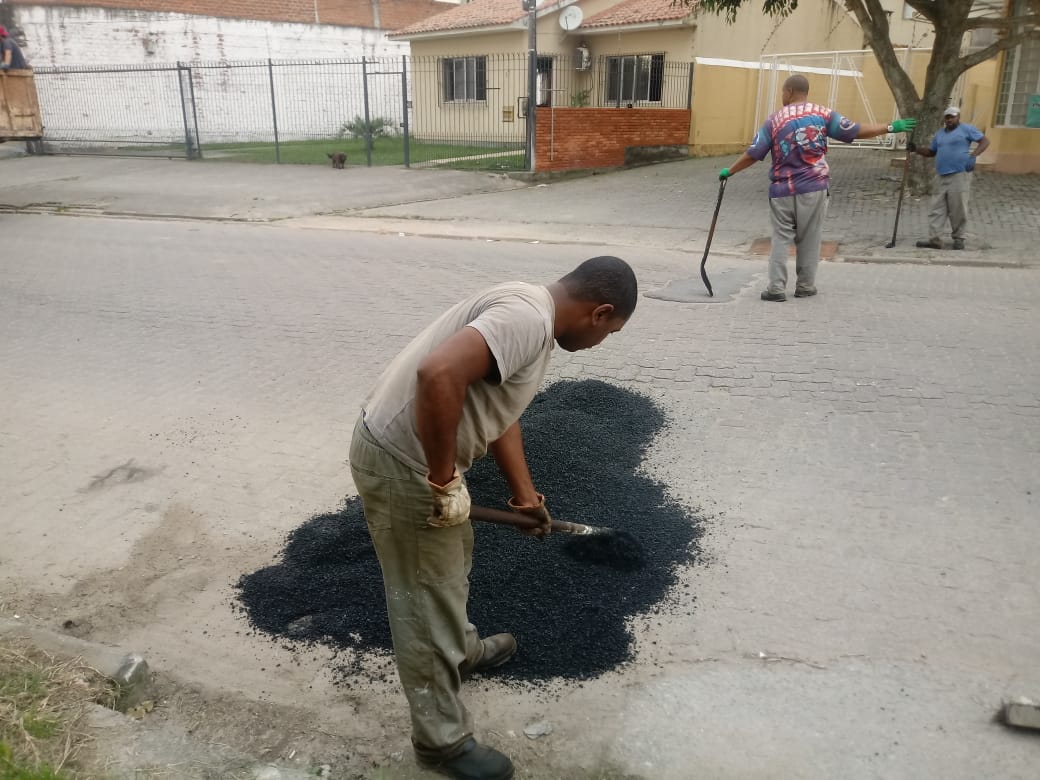 Ruas da zona norte recebem asfalto. Pontos danificados em pavimentos com blocos, no Fragata, são consertados