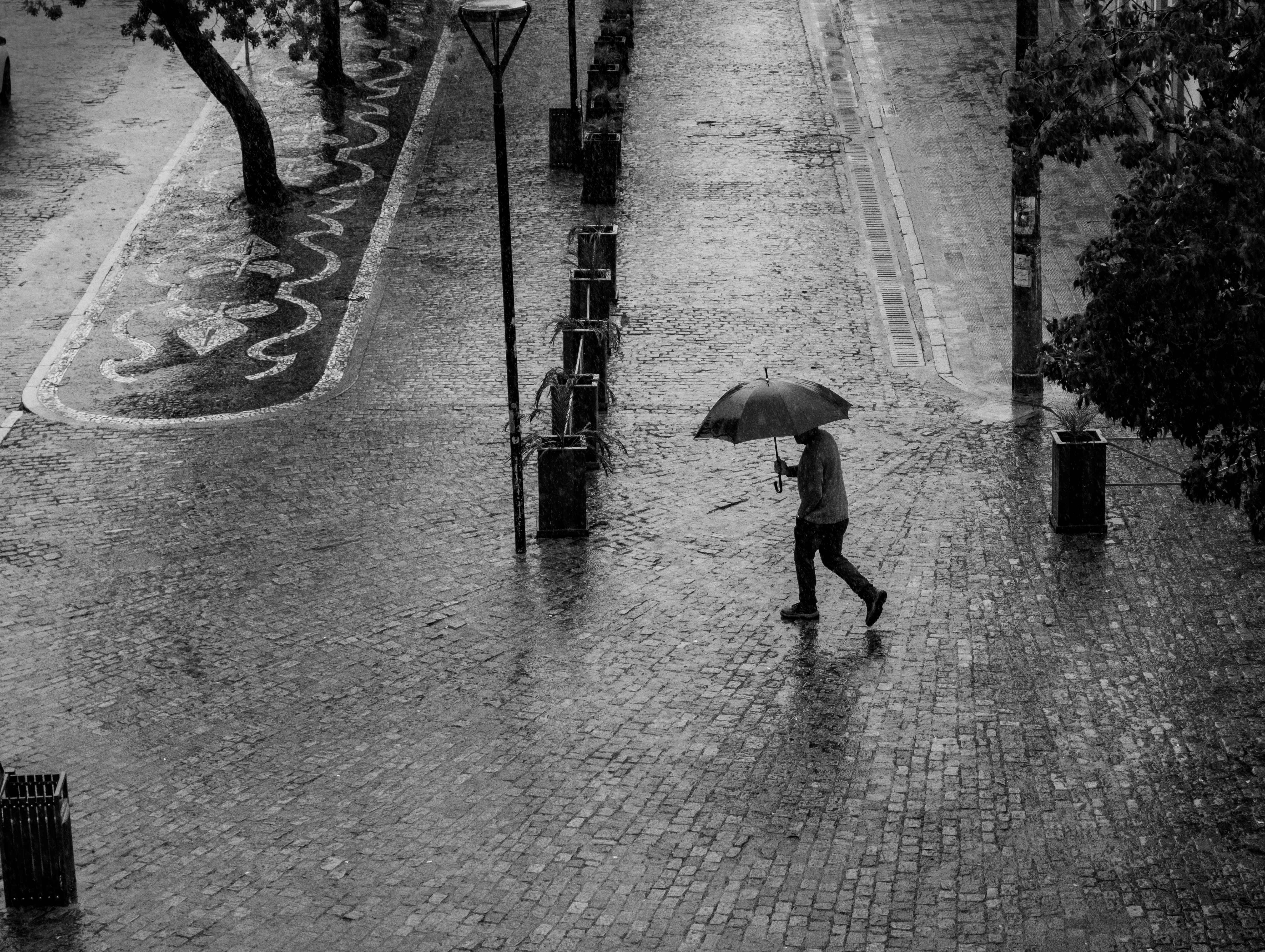 Equipes trabalharam durante esta sexta-feira para conter alagamentos. Defesa Civil não registra desabrigados