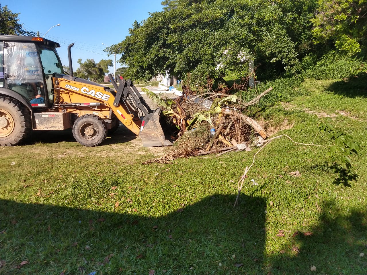 Meta é garantir limpeza de valetas, ruas e avenidas, abrangendo o maior número possível de bairros