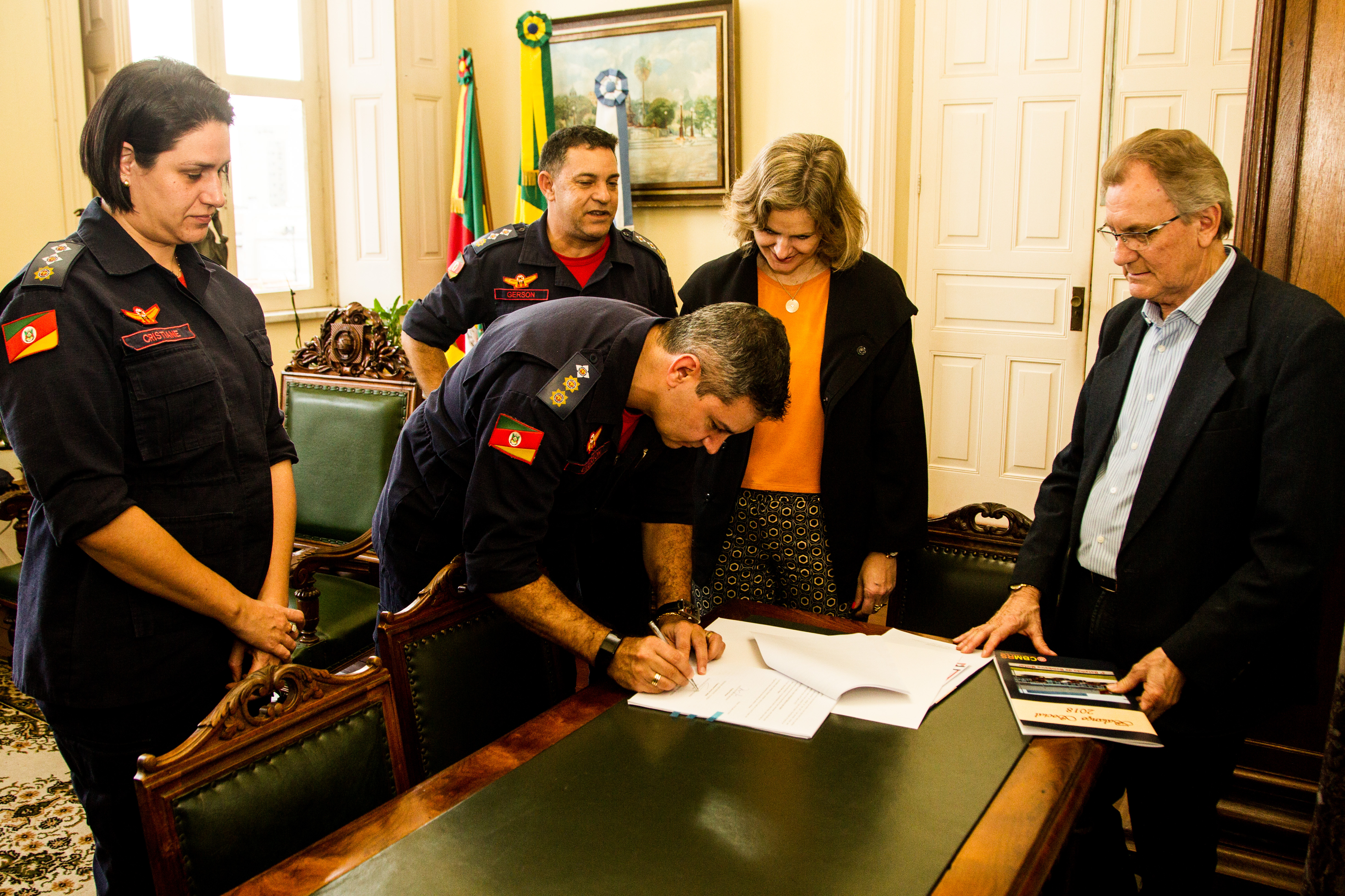 Prefeita assinou nesta terça o termo de cessão de uso de uma nova caminhonete. Equipamentos foram adquiridos por meio do Fundo de Reaparelhamento do Corpo de Bombeiros