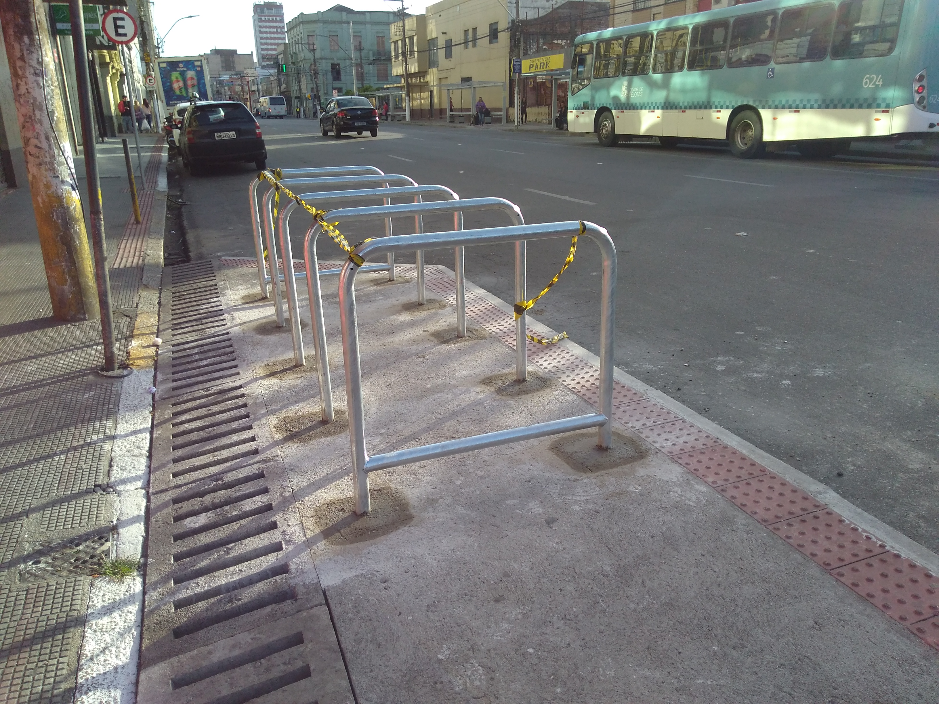 Instalação é feita a partir da rua Gomes Carneiro para melhorar o sistema de mobilidade da via