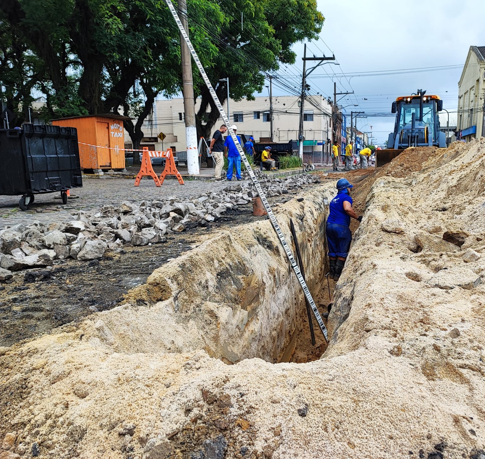 Tubulação é instalada em trecho de 120 metros da rua Lobo da Costa